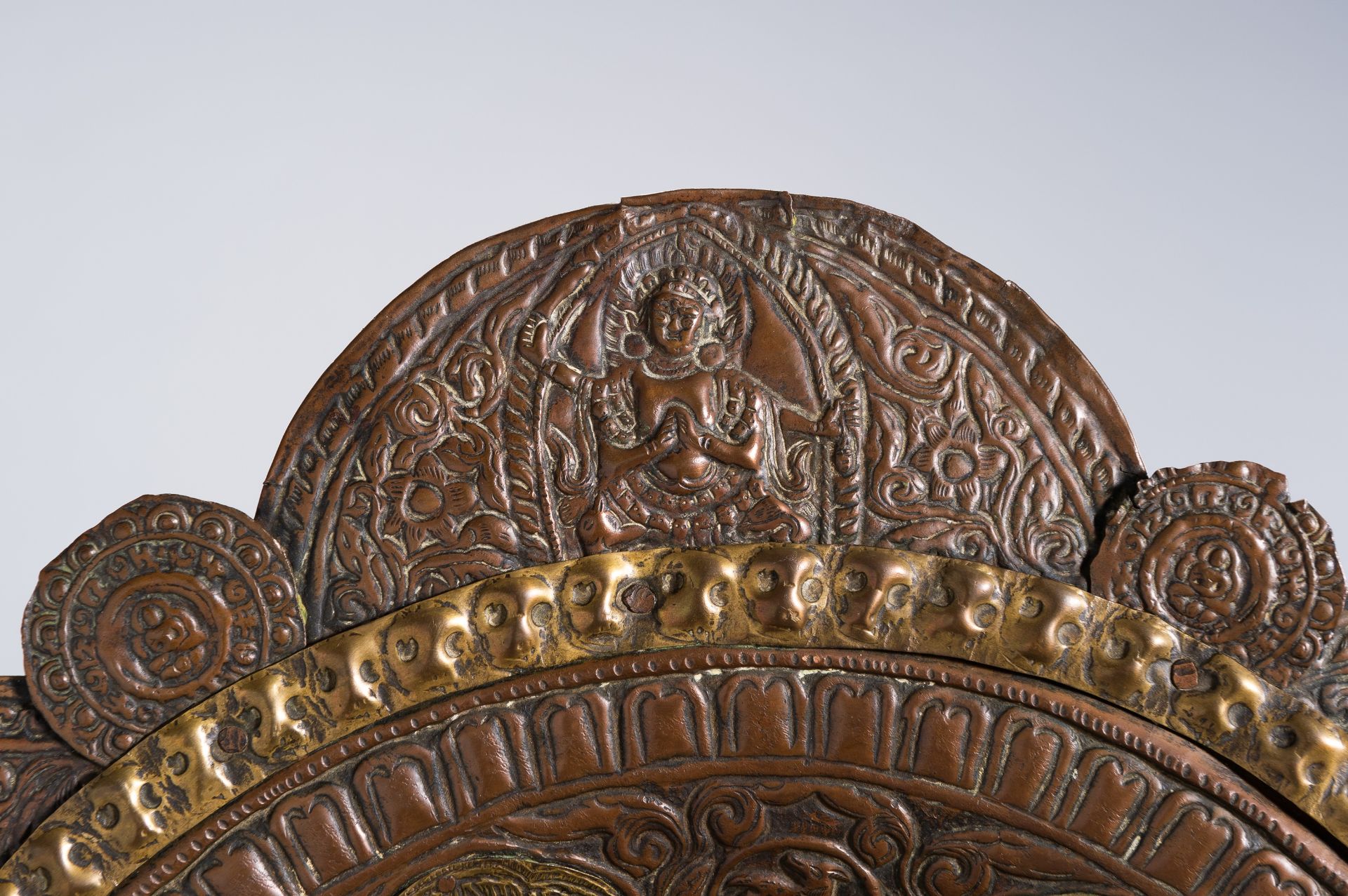 A LARGE COPPER REPOUSSE ALMS DISH - Image 6 of 11