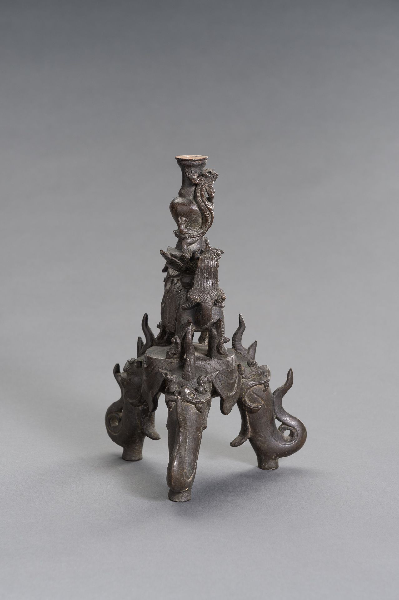 A FIGURAL CHINESE BRONZE LAMP STAND - Image 4 of 9