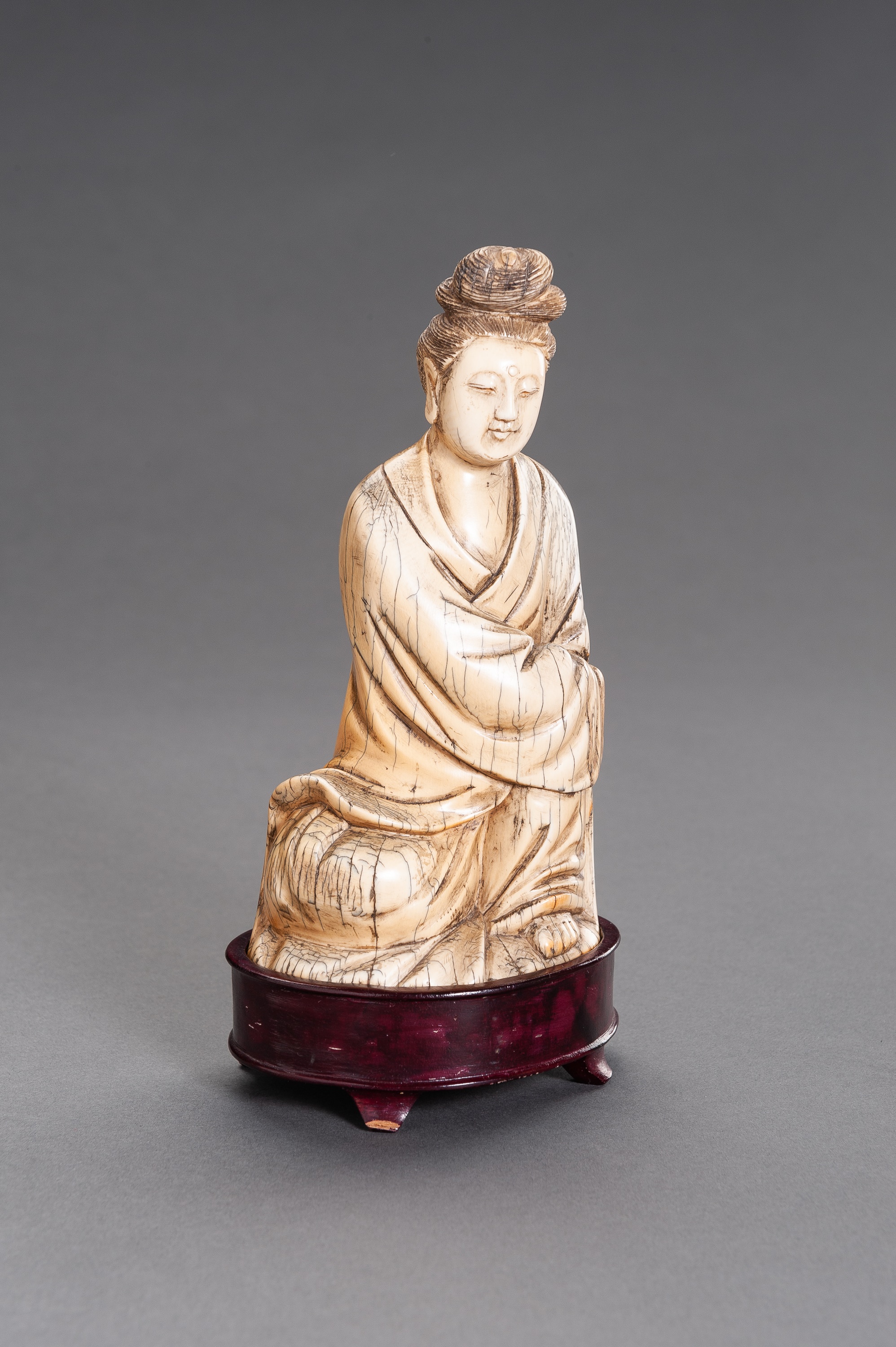 A MING-STYLE IVORY FIGURE OF GUANYIN, QING DYNASTY - Image 2 of 10