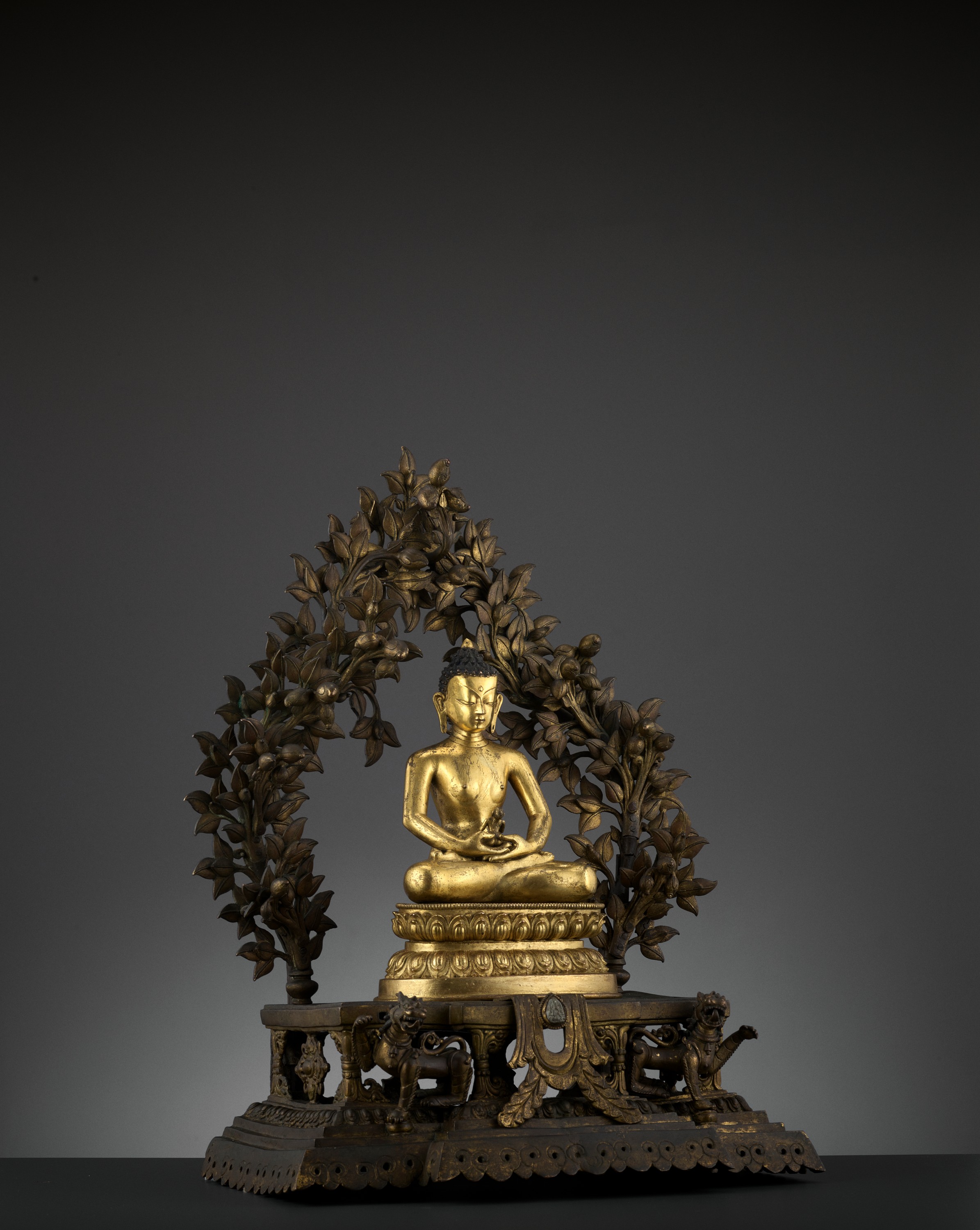 A MONUMENTAL GILT BRONZE SHRINE DEPICTING SAMANTABHADRA AND CONSORT, 17TH - 18TH CENTURY - Image 15 of 18