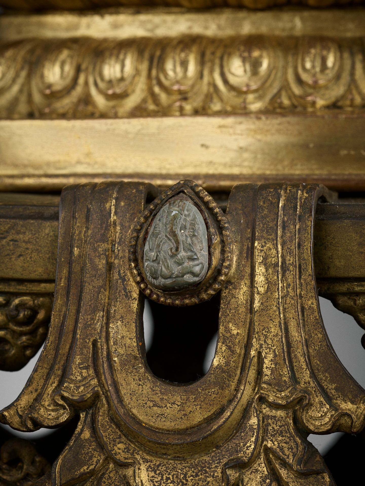 A MONUMENTAL GILT BRONZE SHRINE DEPICTING SAMANTABHADRA AND CONSORT, 17TH - 18TH CENTURY - Bild 6 aus 18