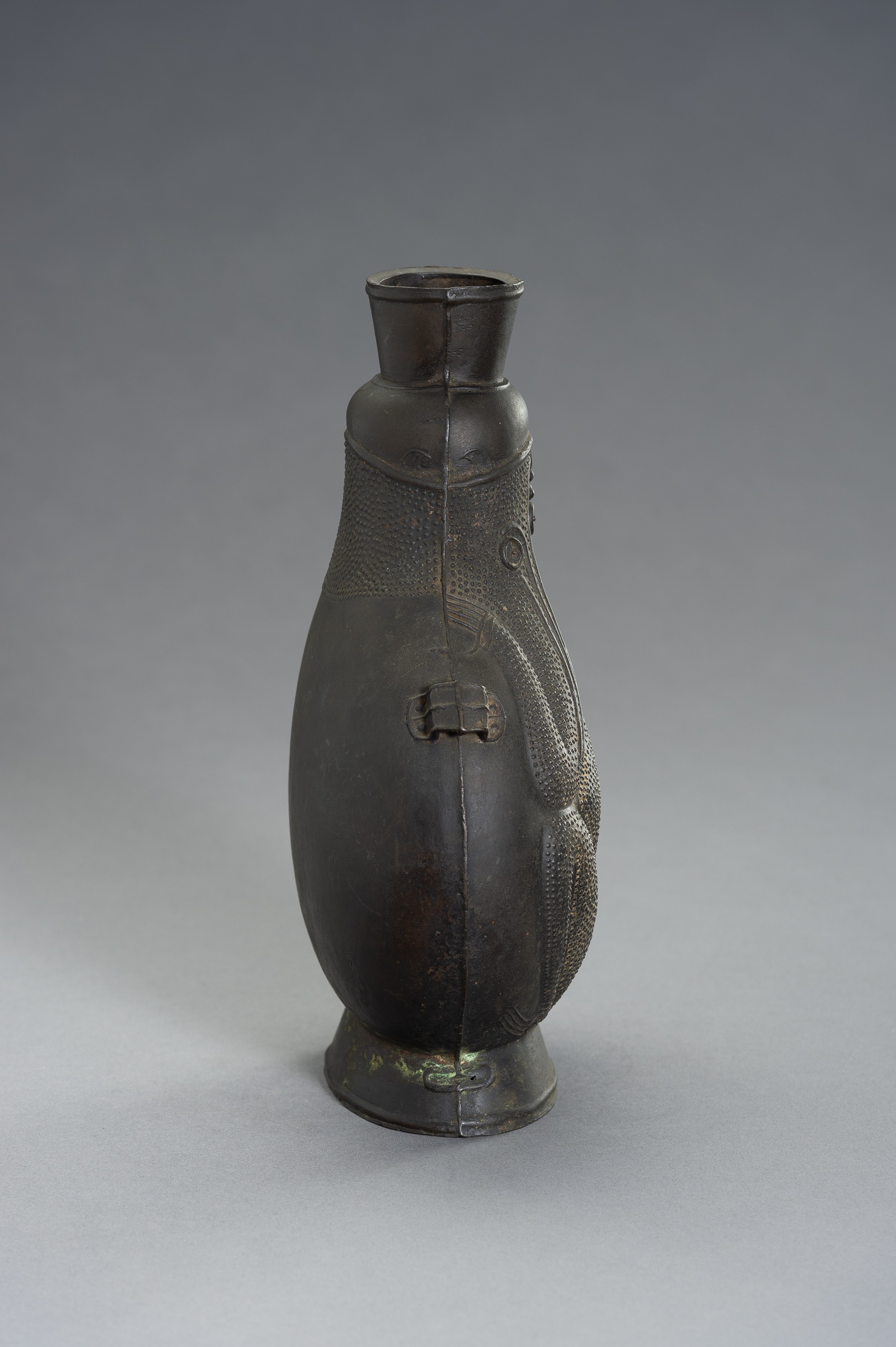 A REMARKABLE BRONZE TOAD FLASK - Image 6 of 13