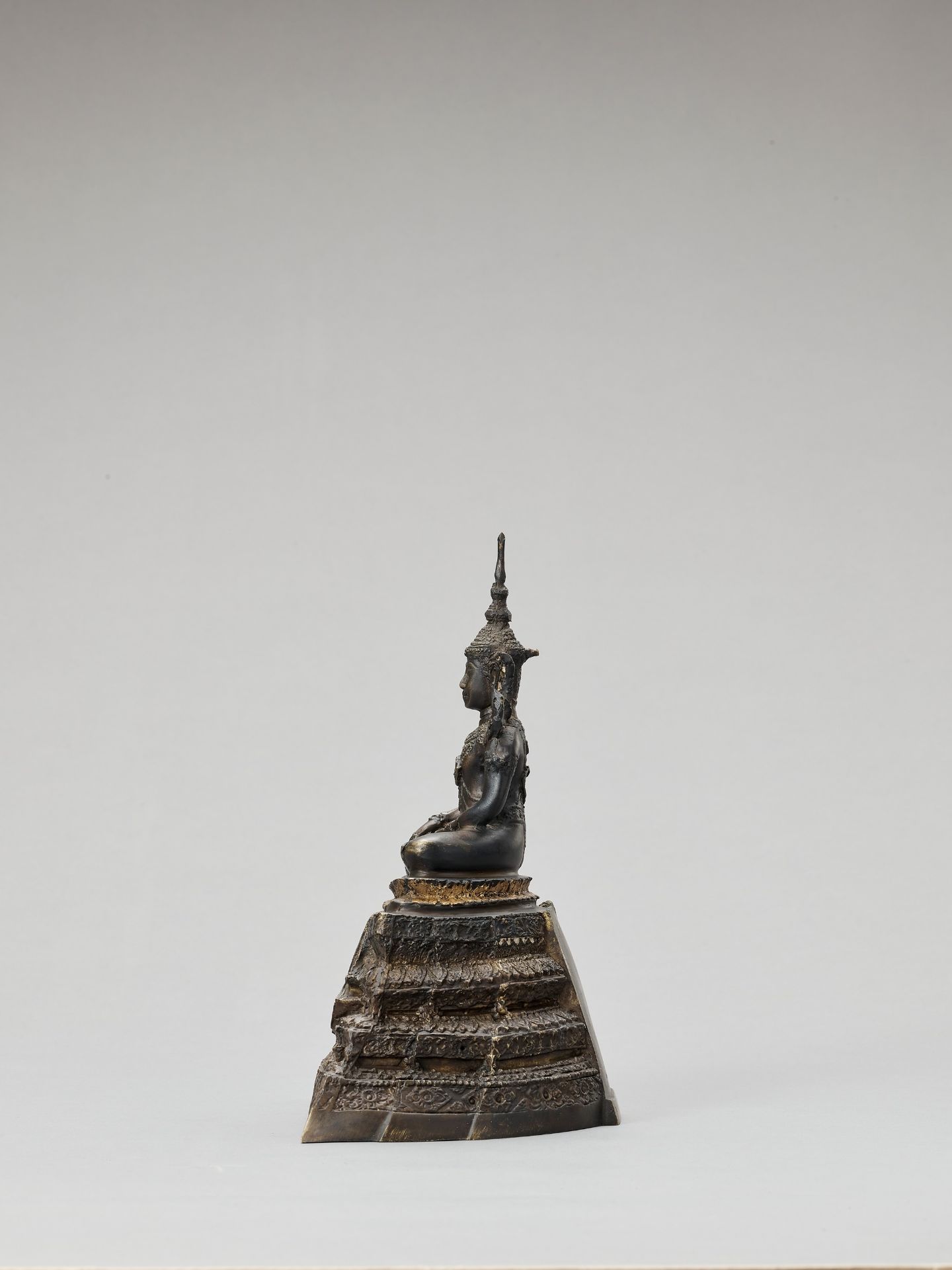 A THAI GILT BRONZE FIGURE OF BUDDHA SHAKYAMUNI, RATTANAKOSIN - Image 3 of 6