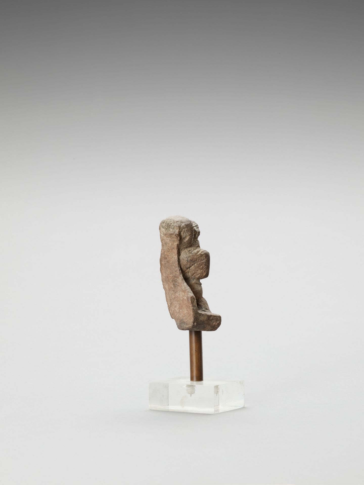 AN INDIAN RED SANDSTONE FRAGMENT DEPICTING A FEMALE WORSHIPPER - Image 4 of 5