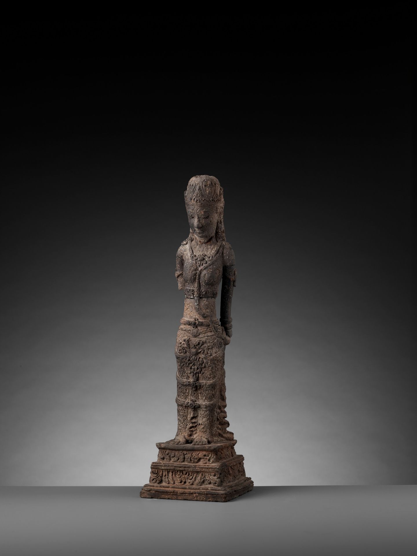 A TERRACOTTA FIGURE OF A FEMALE DEITY, MAJAPAHIT - Image 6 of 9