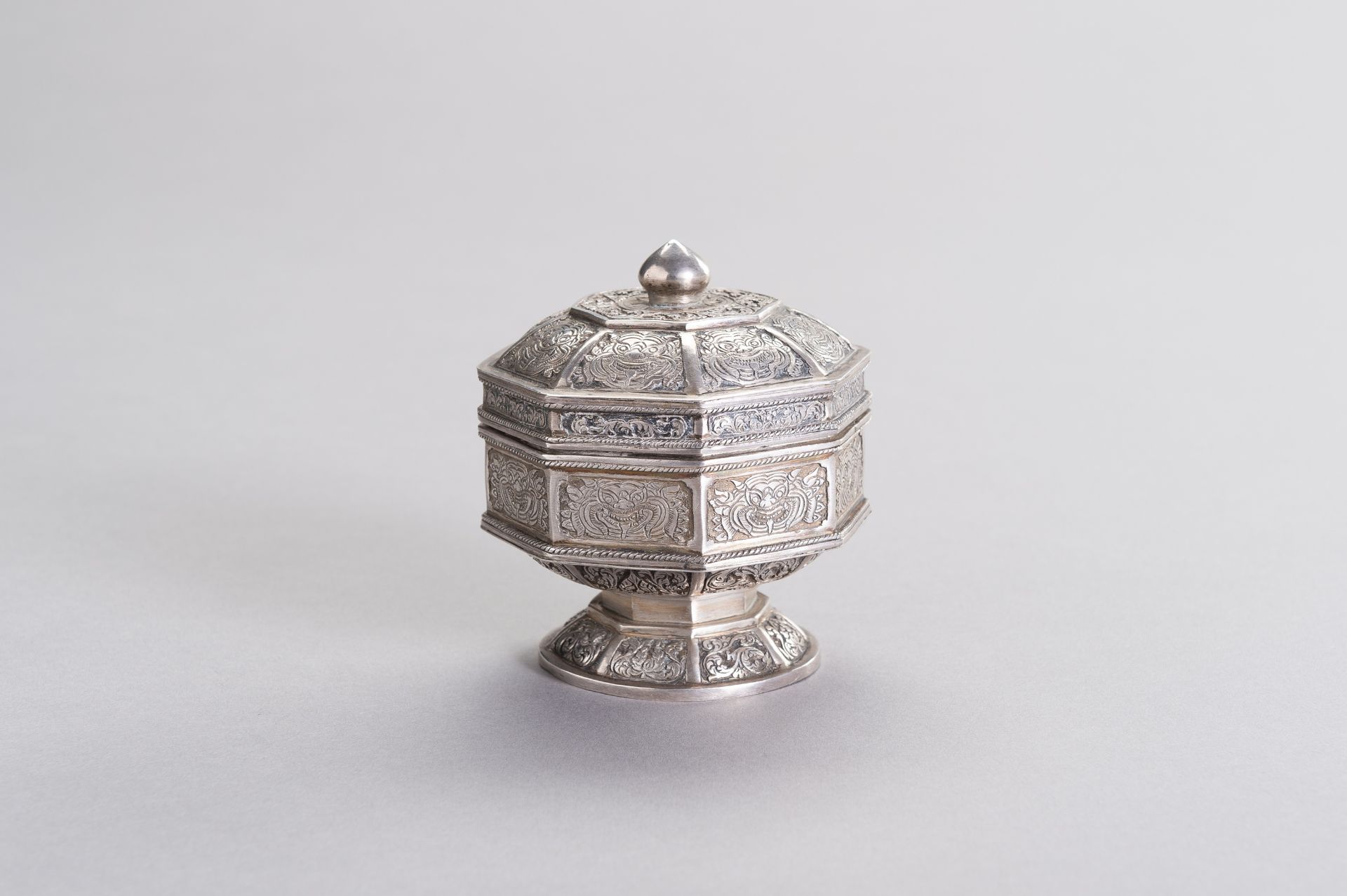 A VIETNAMESE LIDDED SILVER BOX - Image 6 of 8