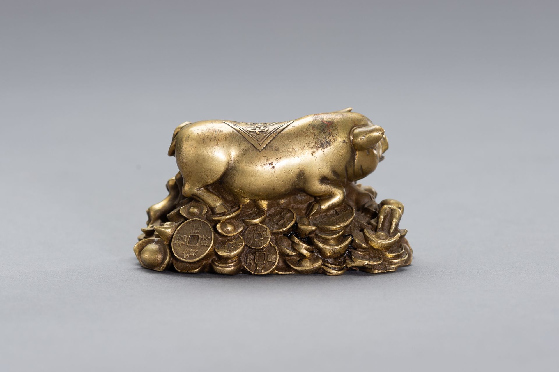 A BRONZE LUCKY CHARM OF A SOW WITH HER YOUNG - Image 8 of 10