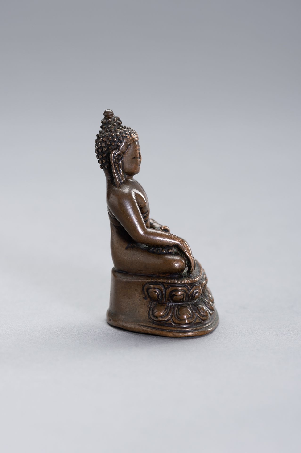 A COPPER BRONZE FIGURE OF BUDDHA SHAKYAMUNI - Image 8 of 9