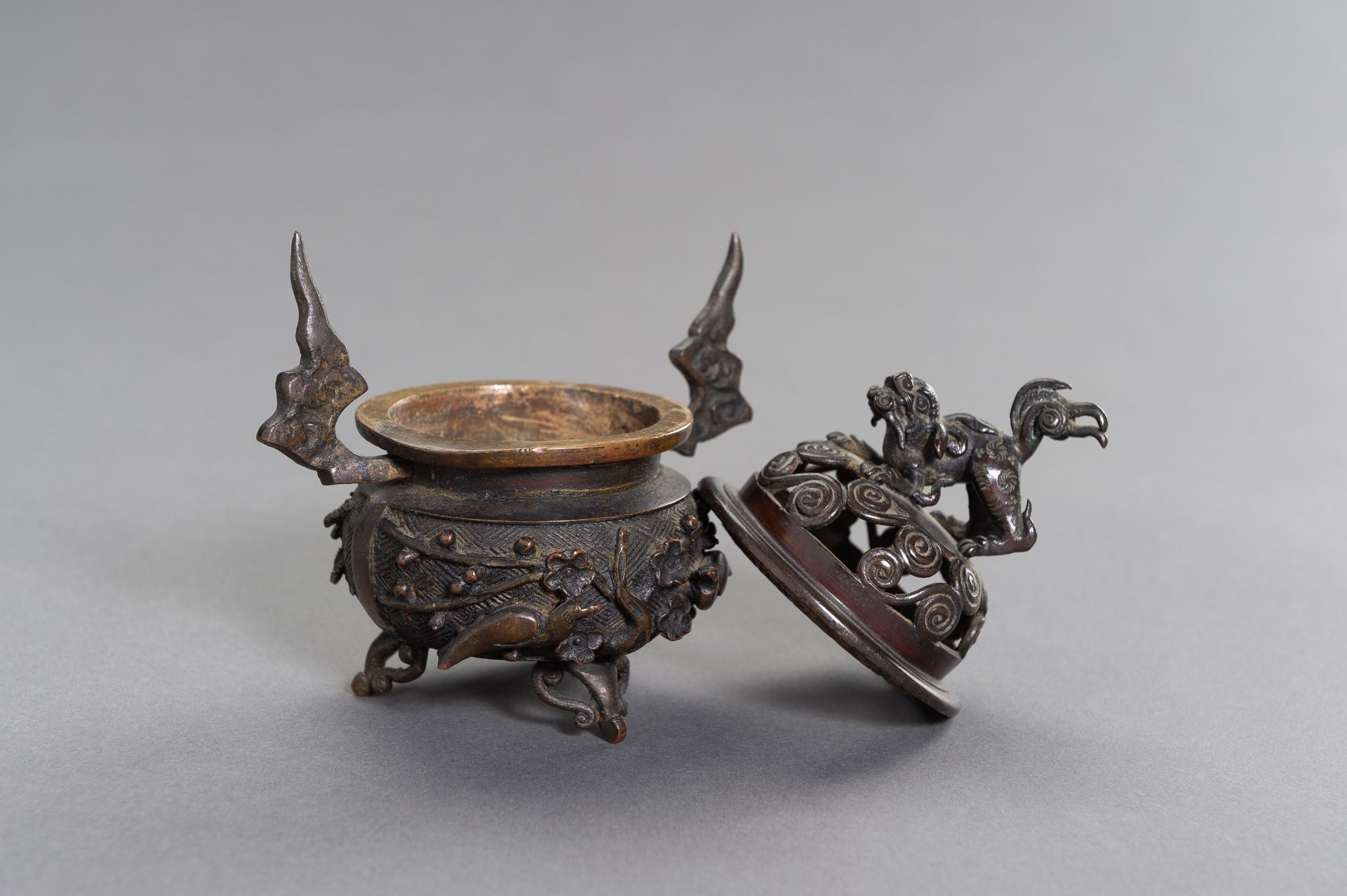 A CHINESE MINATURE BRONZE TRIPOD CENSER - Image 7 of 10