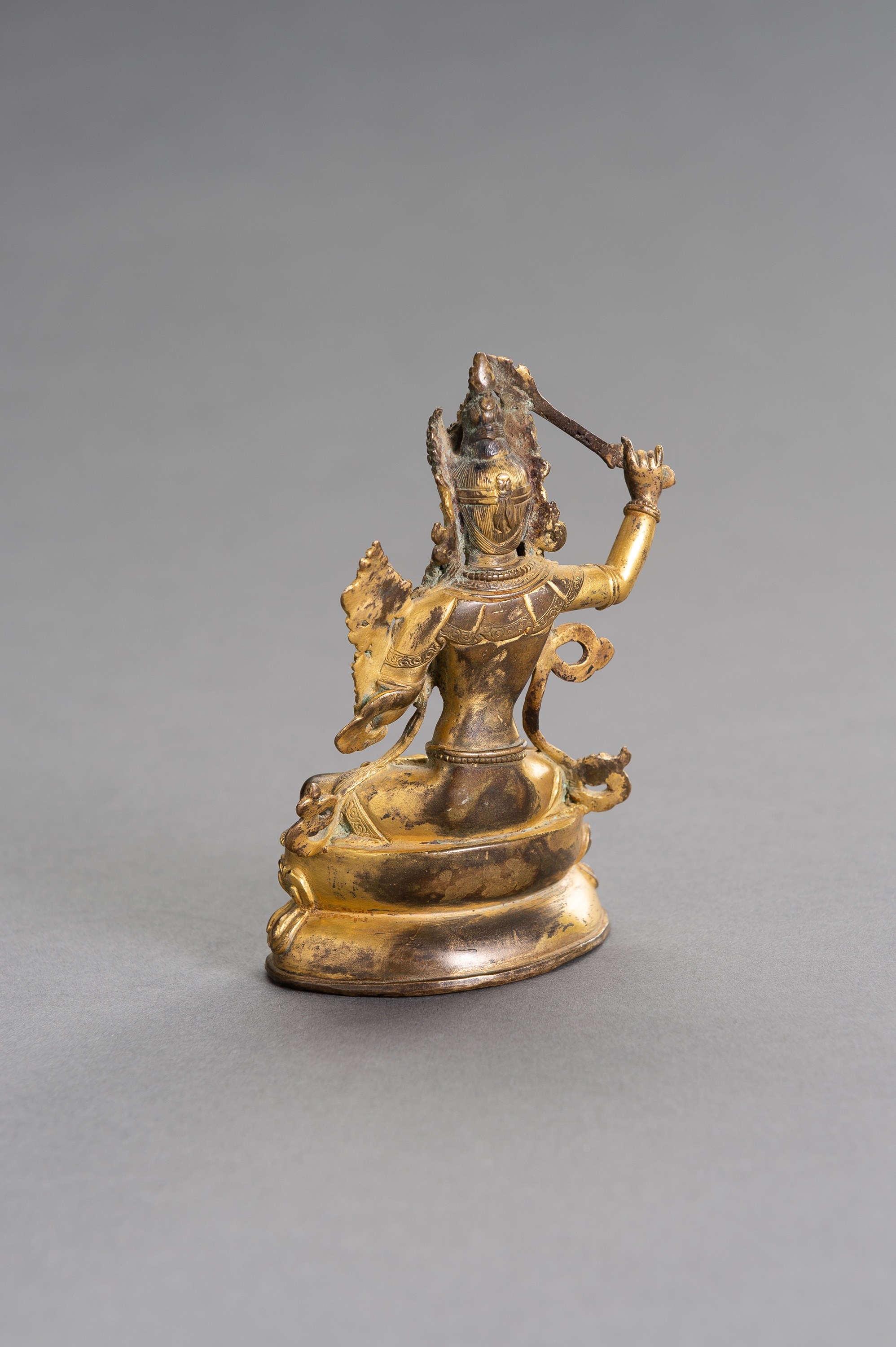 A GILT BRONZE FIGURE OF MANJUSHRI - Image 7 of 8