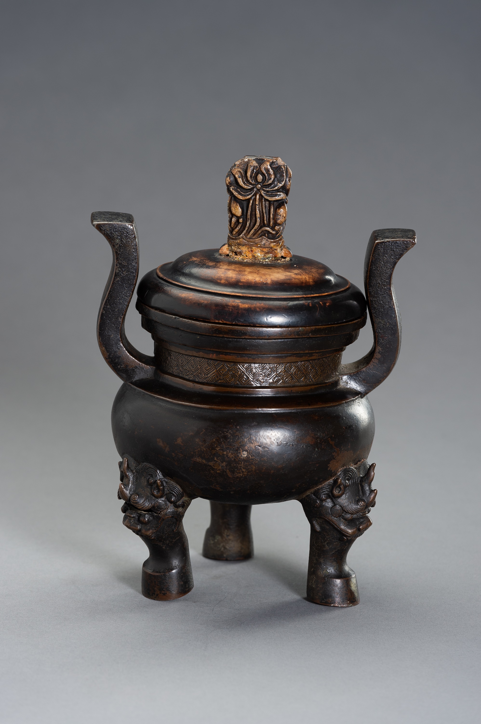 A HEAVILY CAST BRONZE TRIPOD CENSER - Image 3 of 8