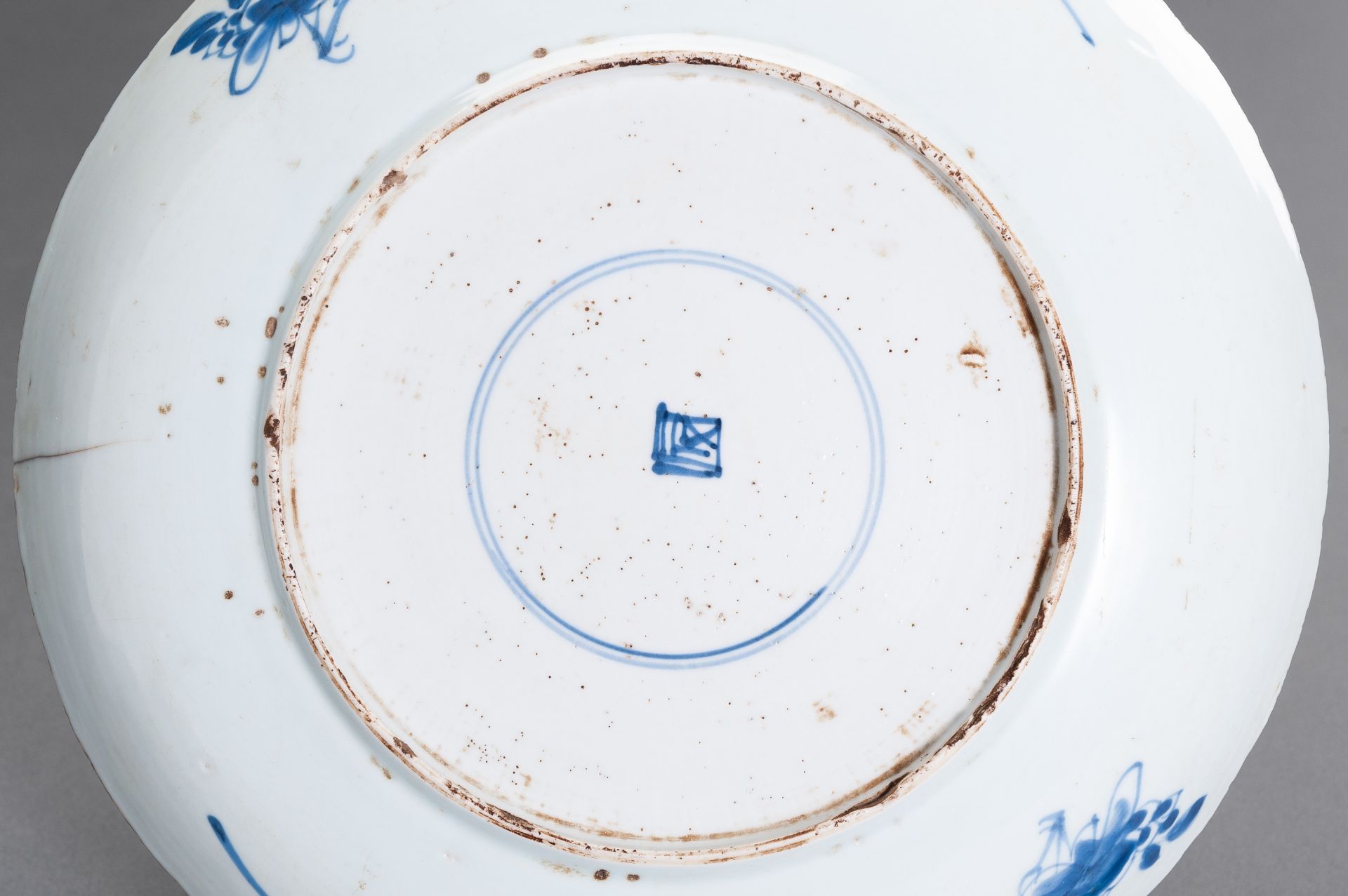 A BLUE AND WHITE PORCELAIN 'FLORAL' DISH, KANGXI - Image 8 of 8