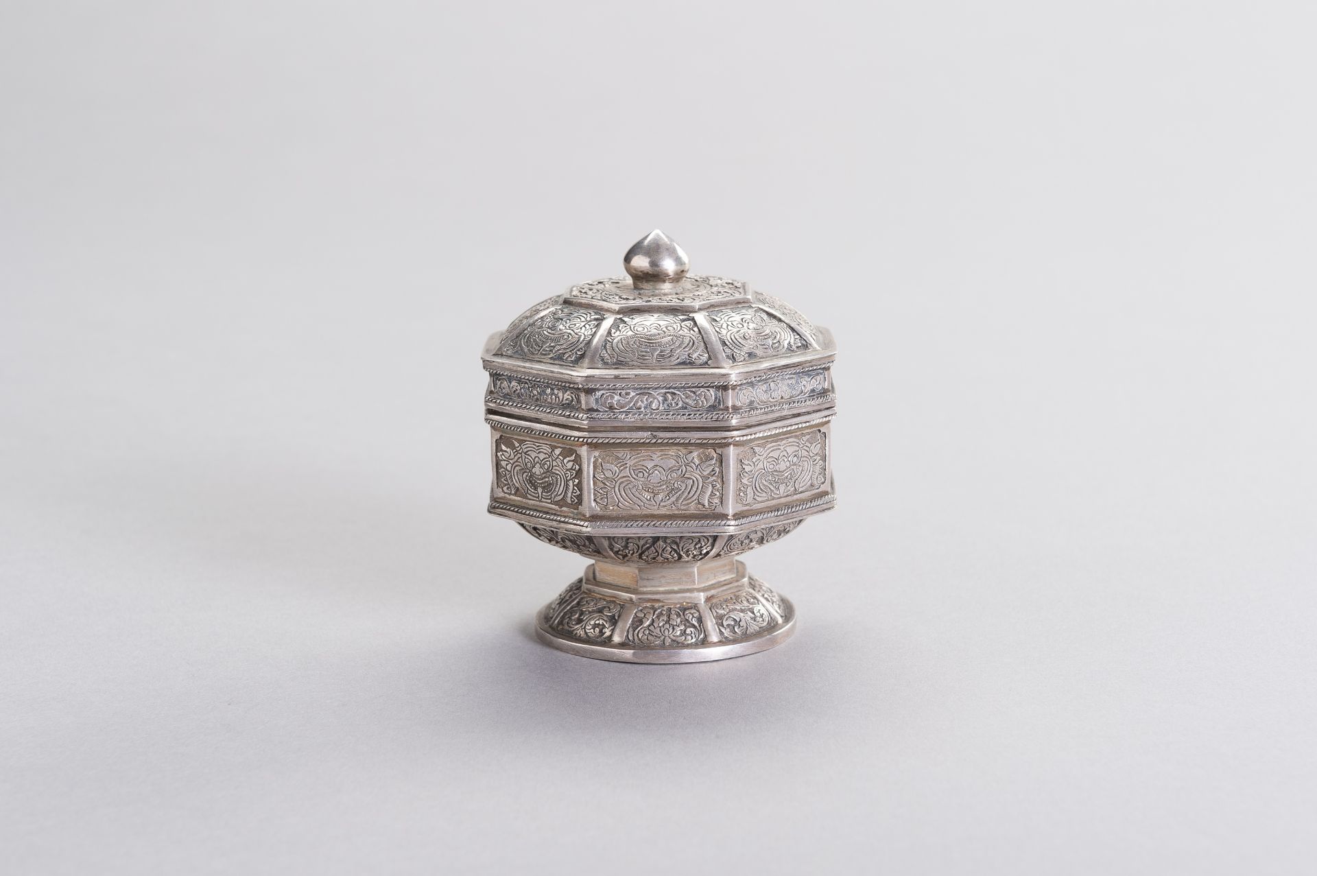 A VIETNAMESE LIDDED SILVER BOX - Image 4 of 8