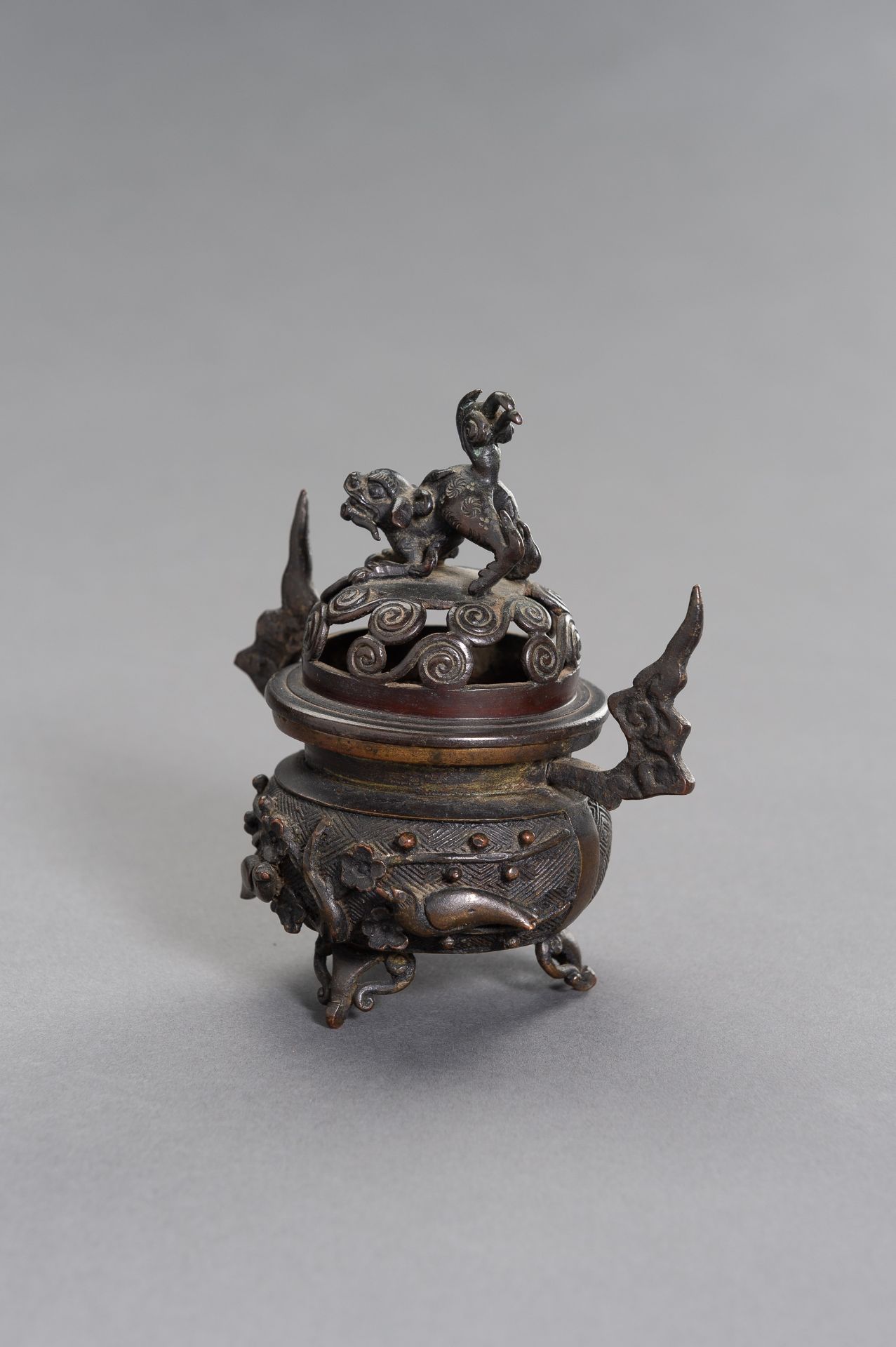 A CHINESE MINATURE BRONZE TRIPOD CENSER - Image 2 of 10