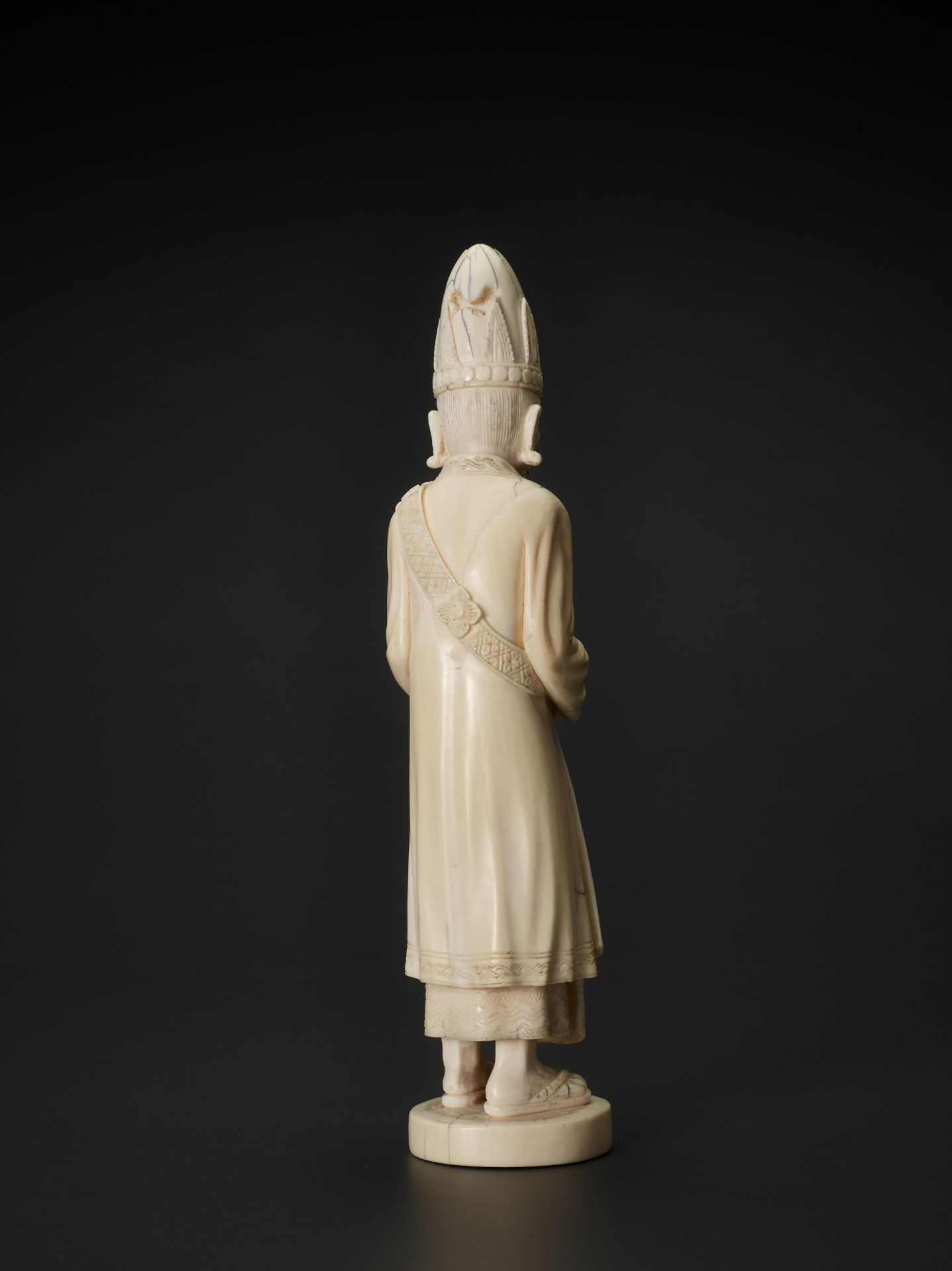 A 19TH CENTURY INDO-PERSIAN IVORY SCULPTURE OF A PRIEST - Image 3 of 6