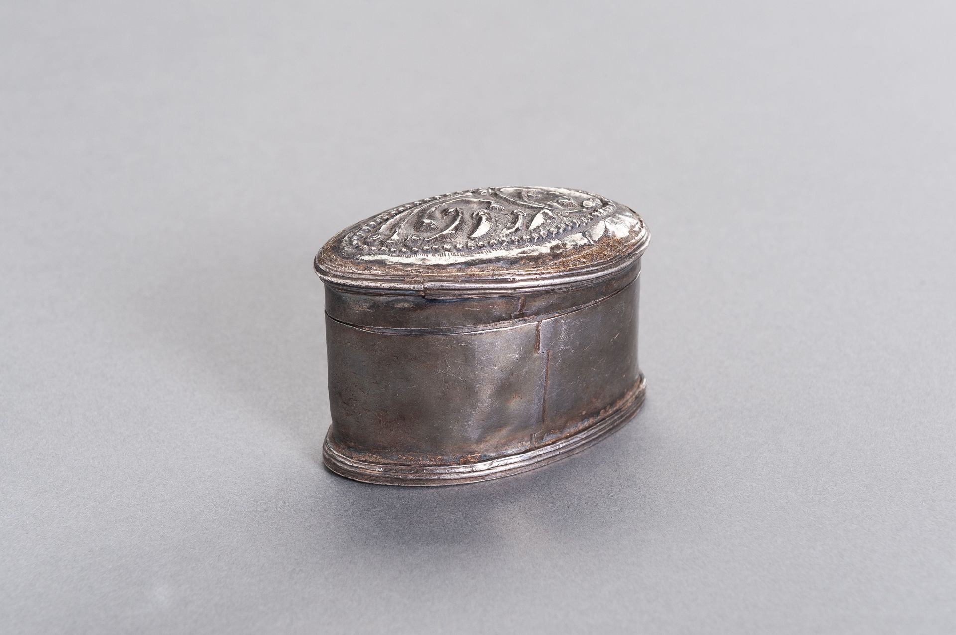 AN OVAL-SHAPED SILVER MEDICINE BOX - Image 4 of 7
