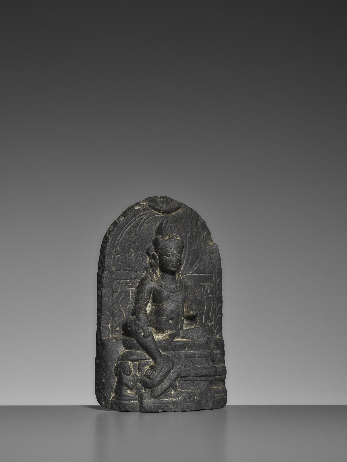 A SCHIST STELE OF BODHISATTVA AVALOKITESHVARA, PALA PERIOD - Image 8 of 9