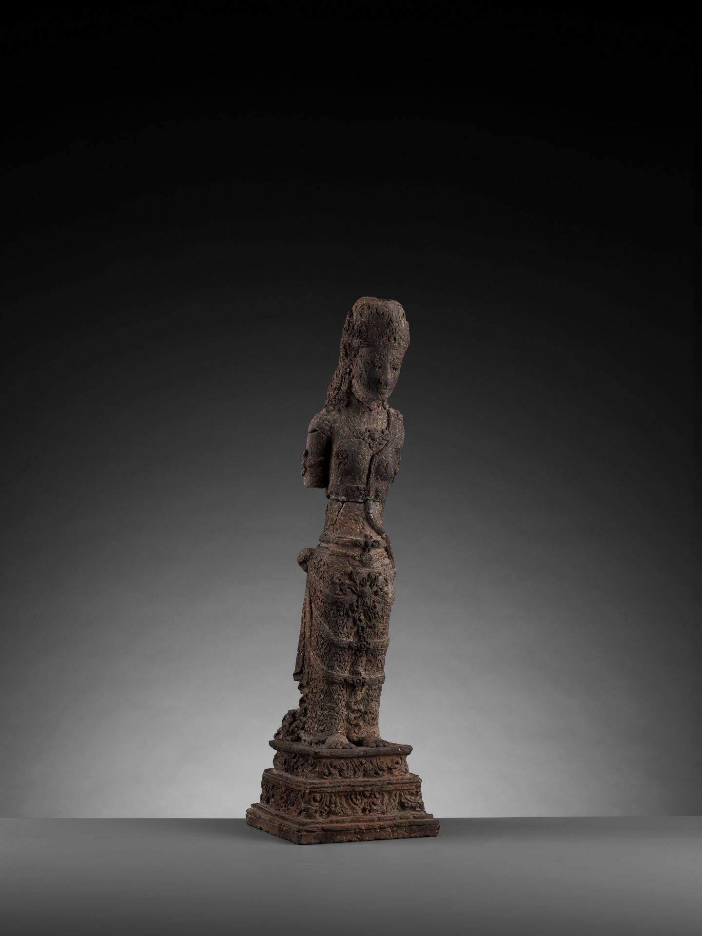 A TERRACOTTA FIGURE OF A FEMALE DEITY, MAJAPAHIT - Image 5 of 9