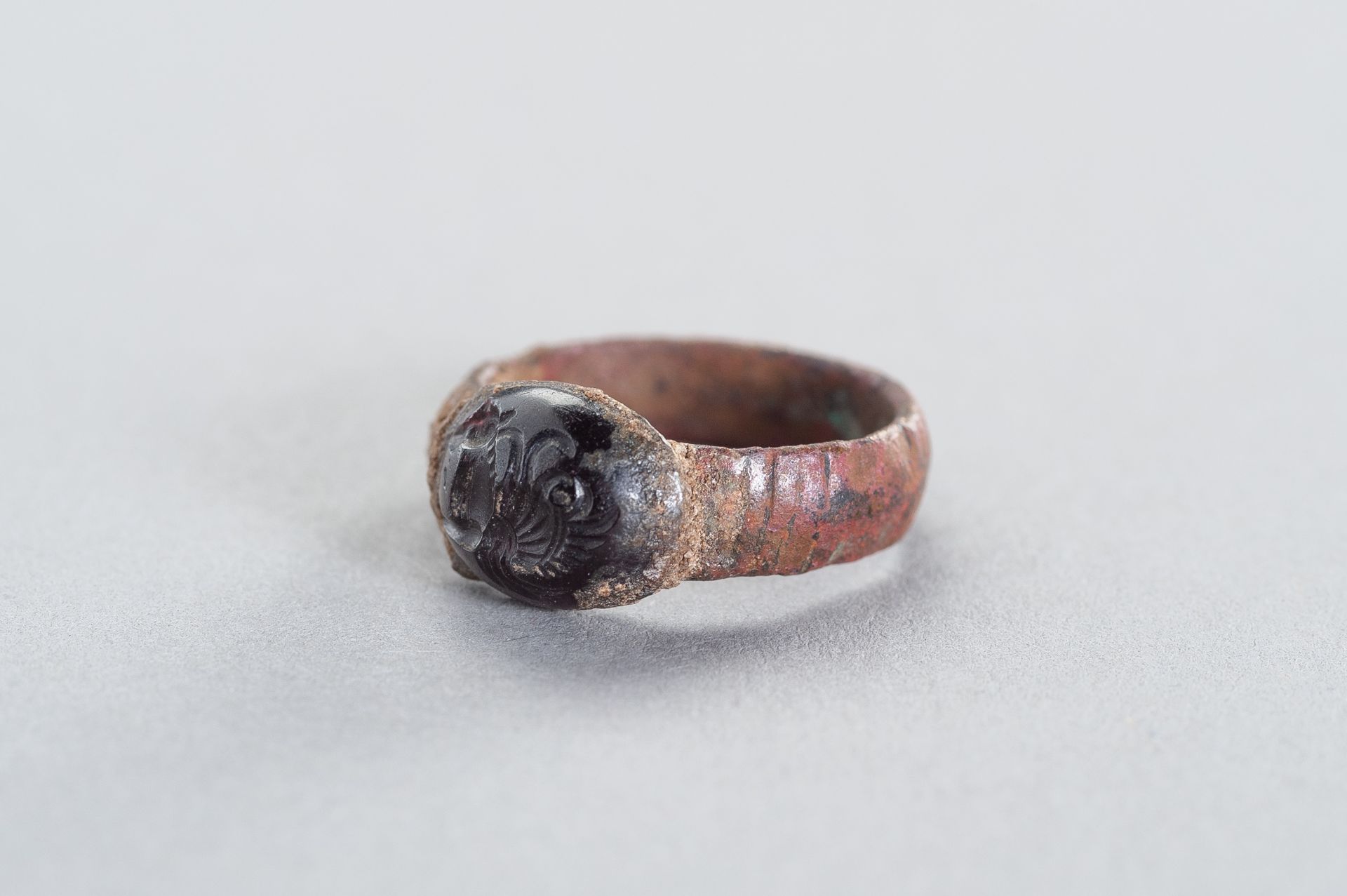 AN ANCIENT COPPER RING WITH AN INTAGLIO - Bild 2 aus 6