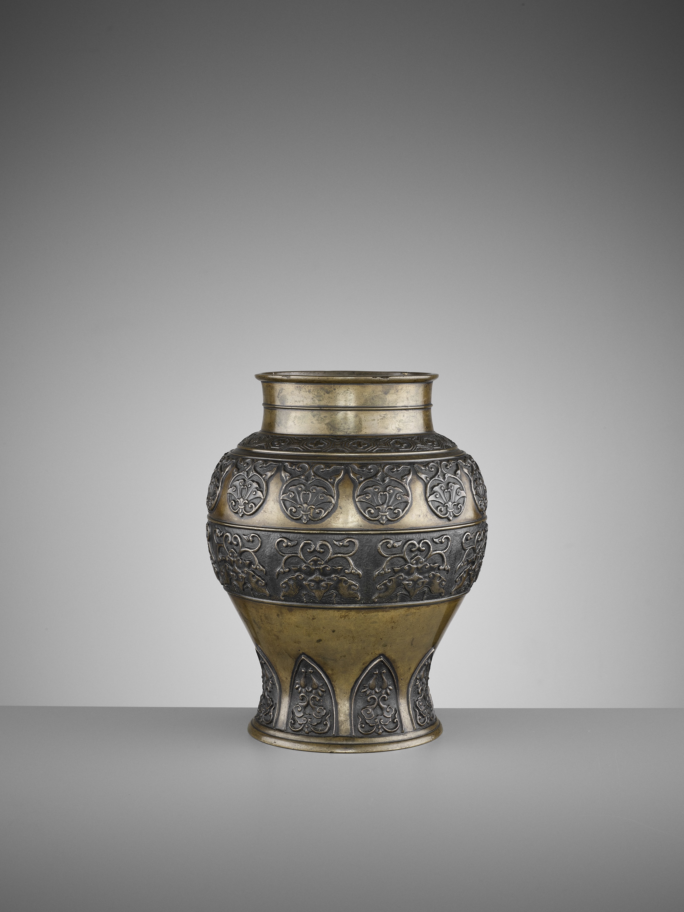 AN ARCHAISTIC BRONZE BALUSTER VASE, 17TH CENTURY