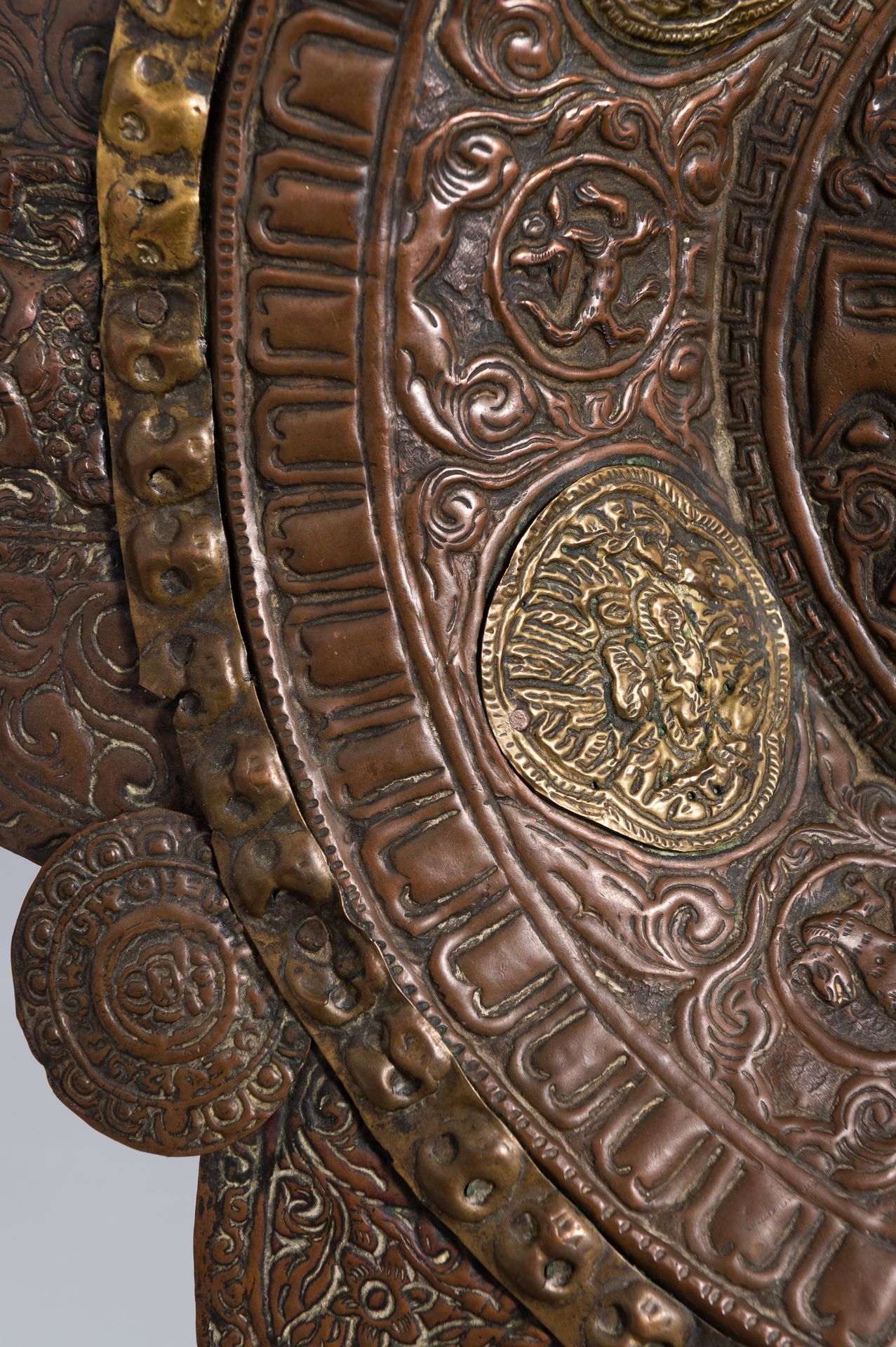 A LARGE COPPER REPOUSSE ALMS DISH - Image 4 of 11