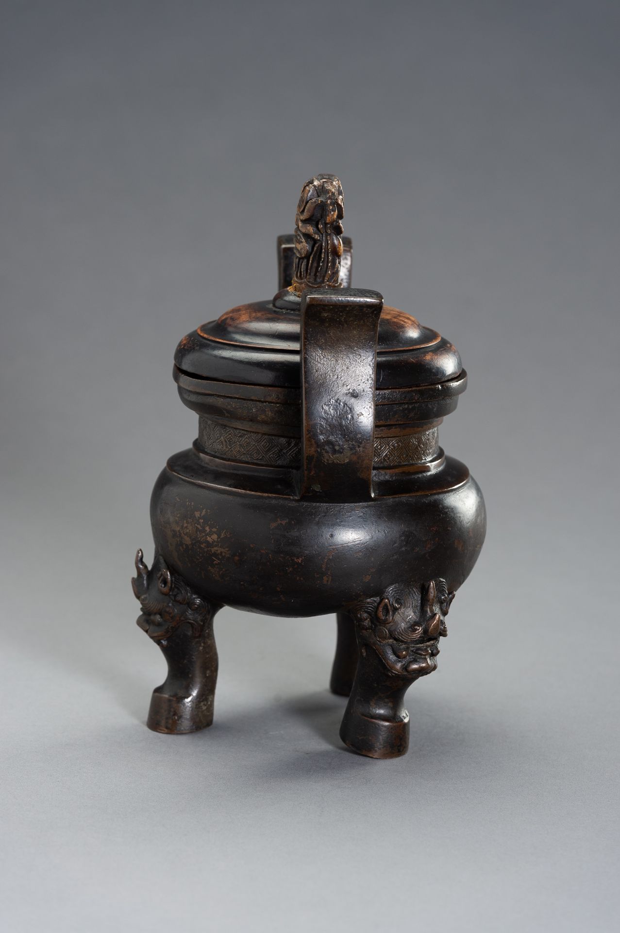 A HEAVILY CAST BRONZE TRIPOD CENSER - Image 4 of 8