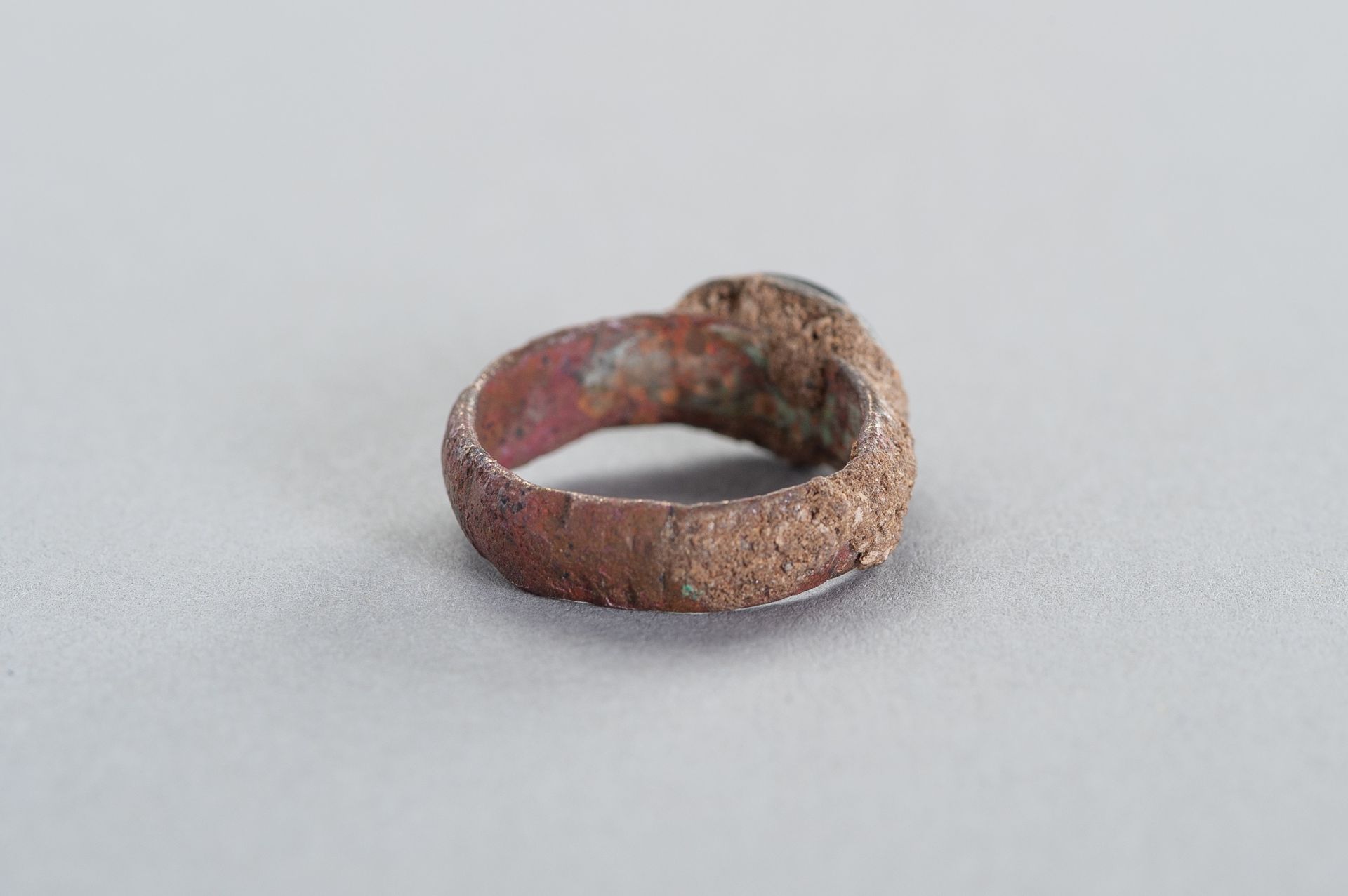 AN ANCIENT COPPER RING WITH AN INTAGLIO - Bild 5 aus 6