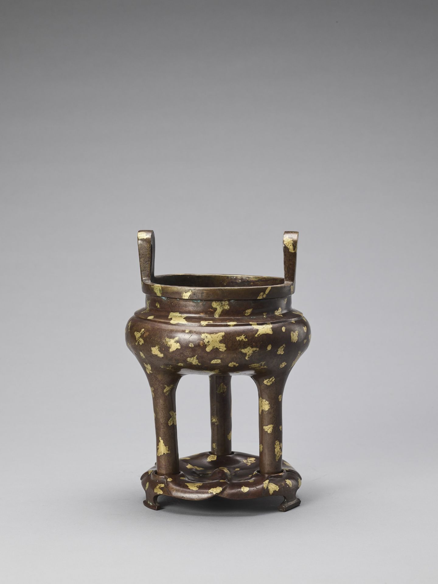 A GOLD-SPLASHED BRONZE TRIPOD CENSER WITH SIX-CHARACTER XUANDE MARK, QING - Image 5 of 8