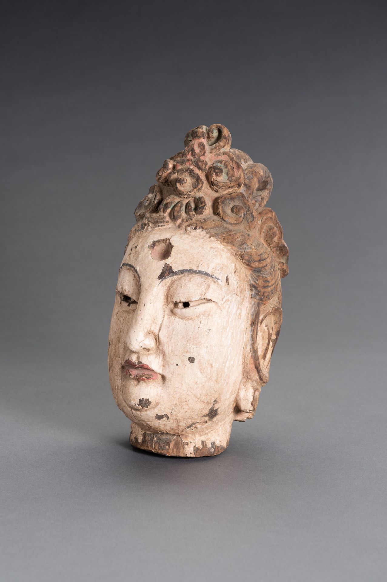 A CARVED POLYCHROME WOOD HEAD OF GUANYIN - Image 3 of 9