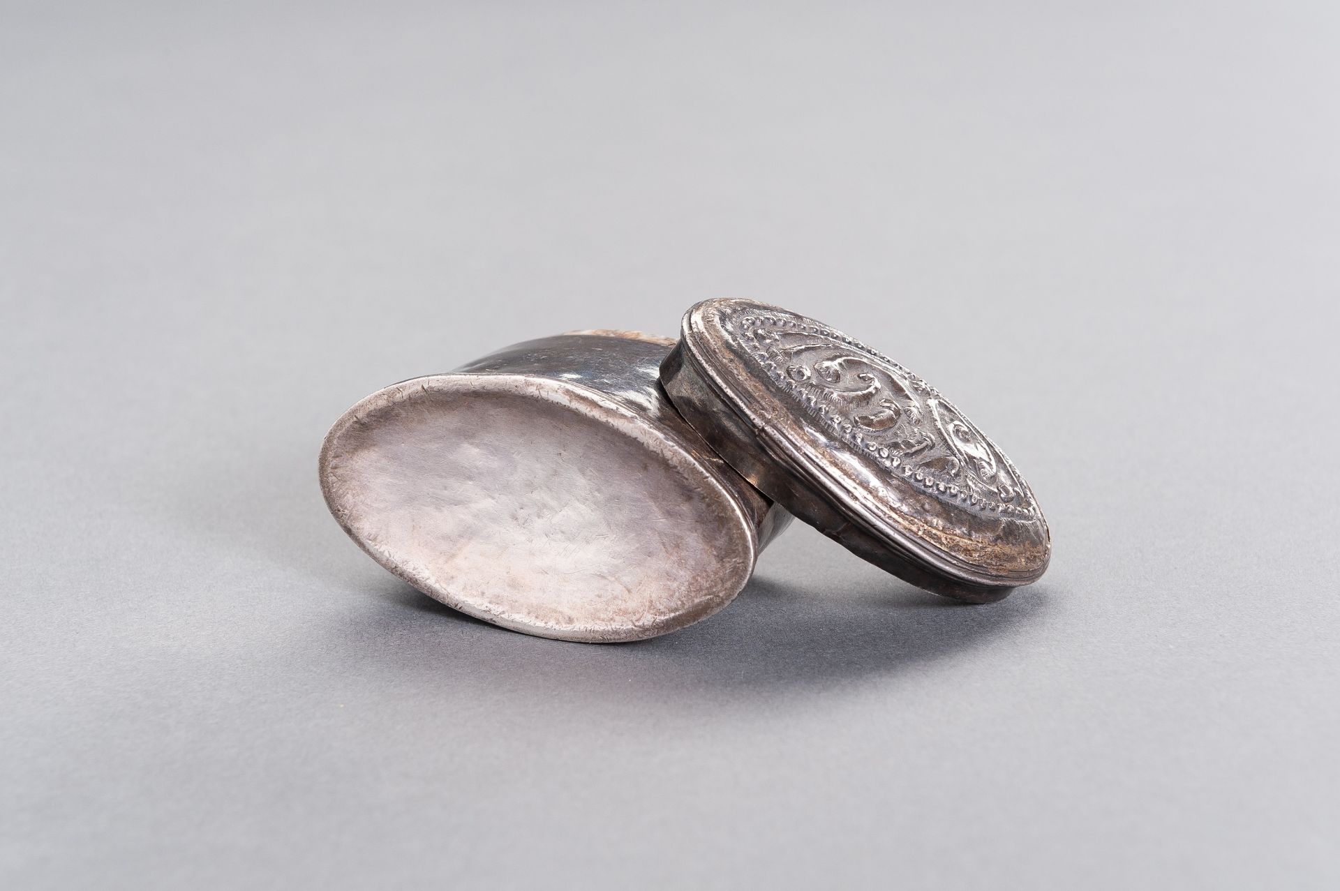 AN OVAL-SHAPED SILVER MEDICINE BOX - Image 7 of 7