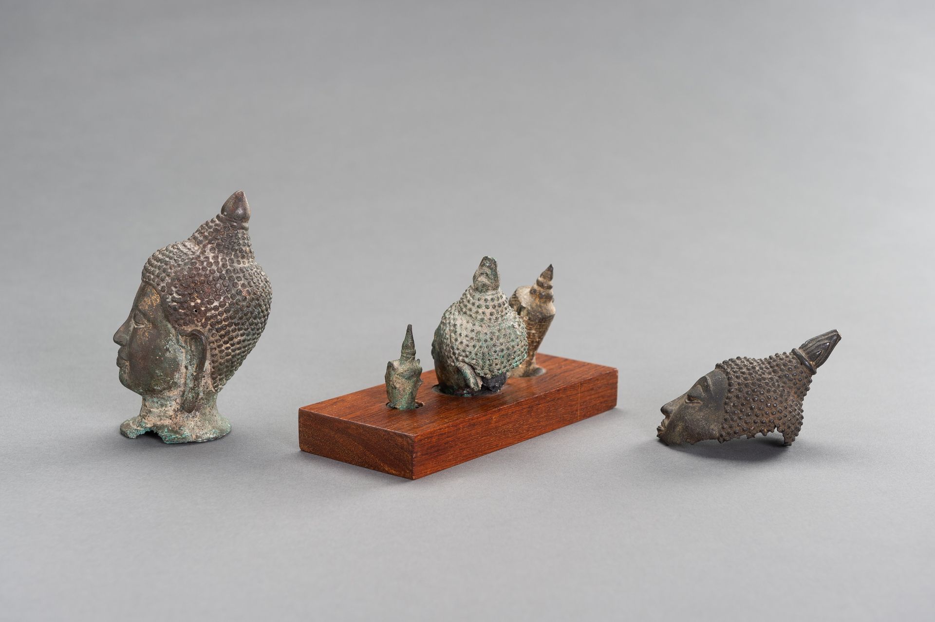 A LOT WITH FIVE SMALL BRONZE BUDDHA HEADS - Image 6 of 7