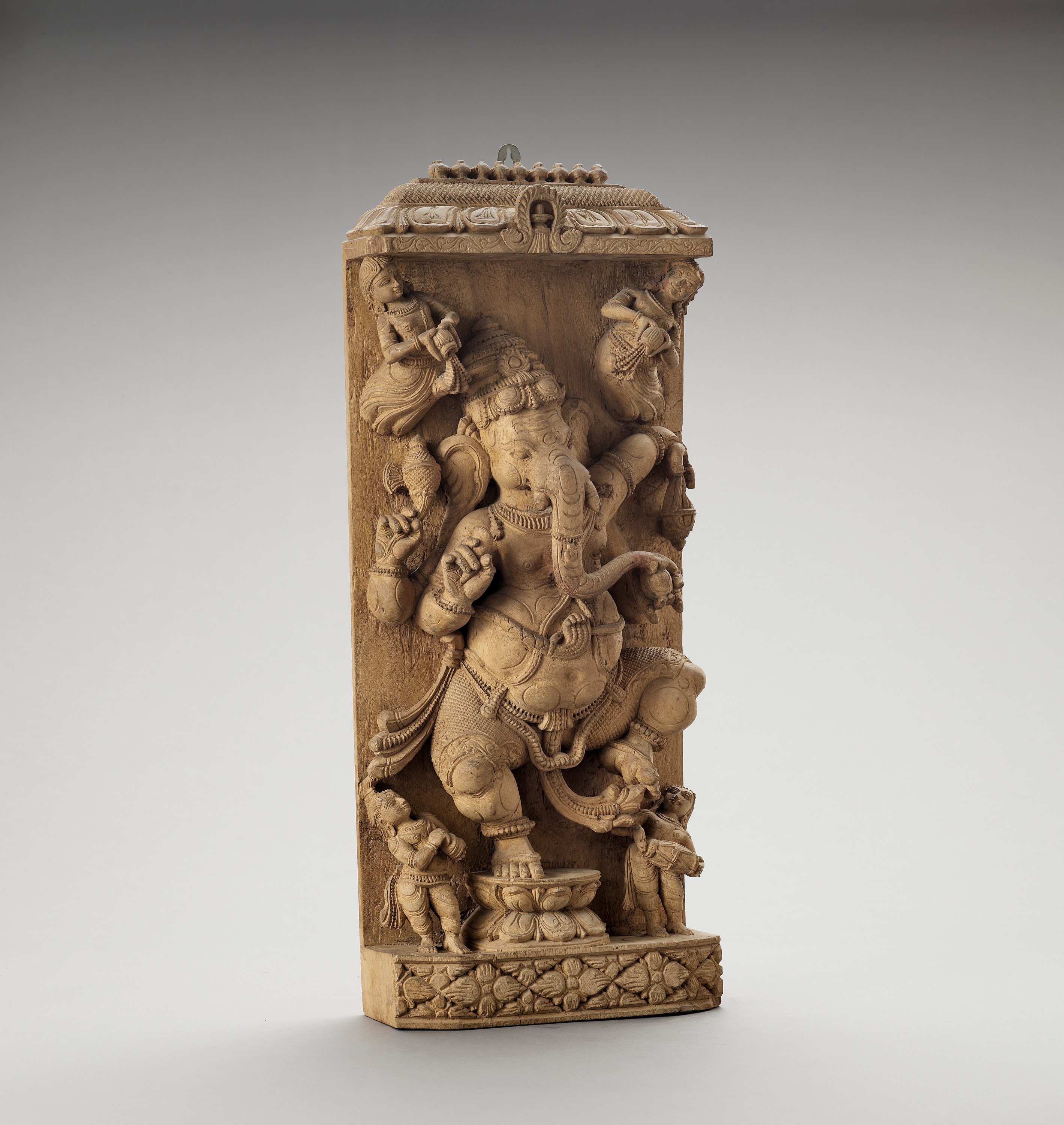A CARVED WOOD STELE WITH GANESHA, 20TH CENTURY - Image 3 of 6