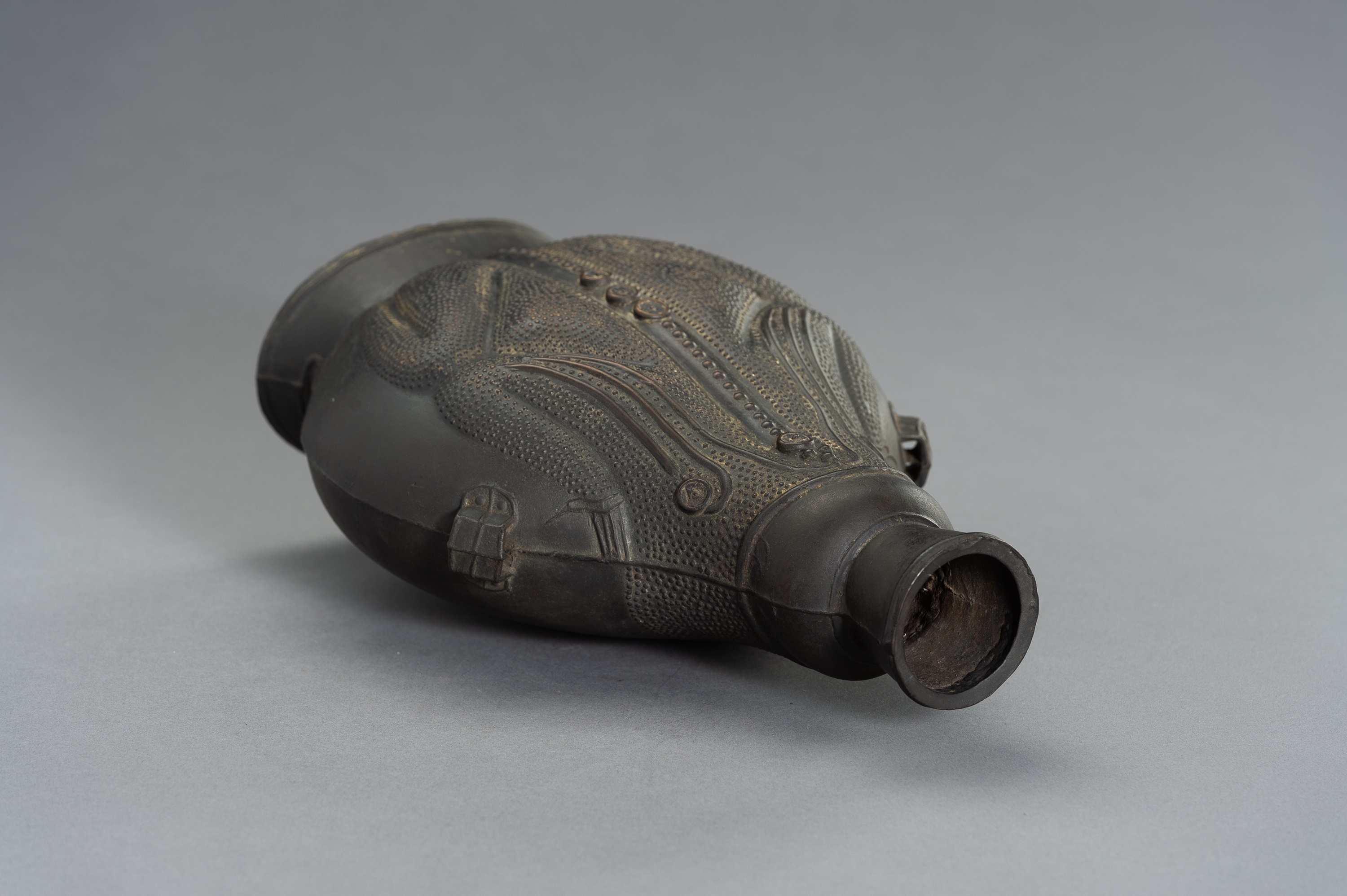 A REMARKABLE BRONZE TOAD FLASK - Image 13 of 13