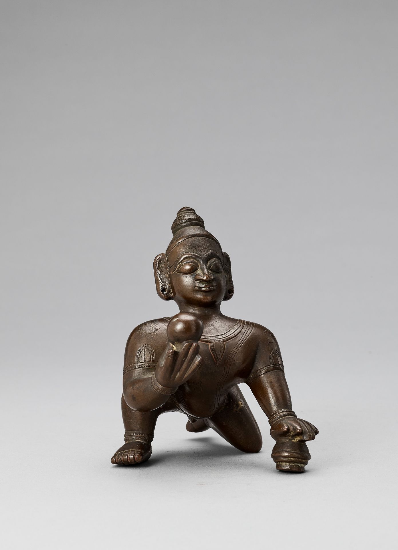 A HEAVILY CAST BRONZE FIGURE OF BALAKRISHNA, 18TH-19TH CENTURY - Image 6 of 7