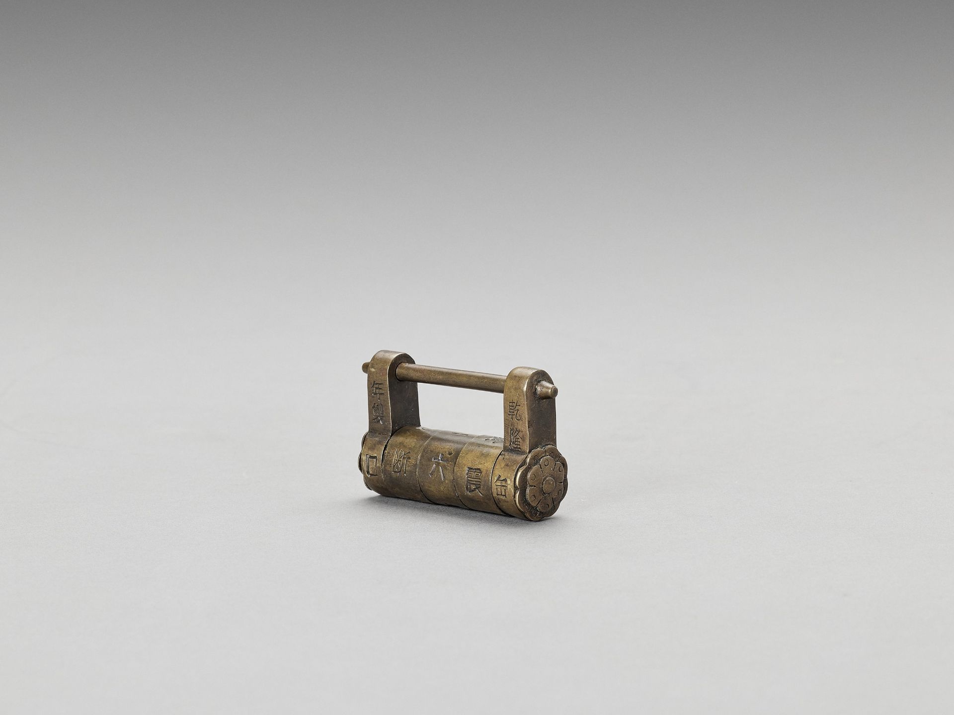 A FULLY FUNCTIONING CHINESE BRASS PADLOCK - Image 2 of 6