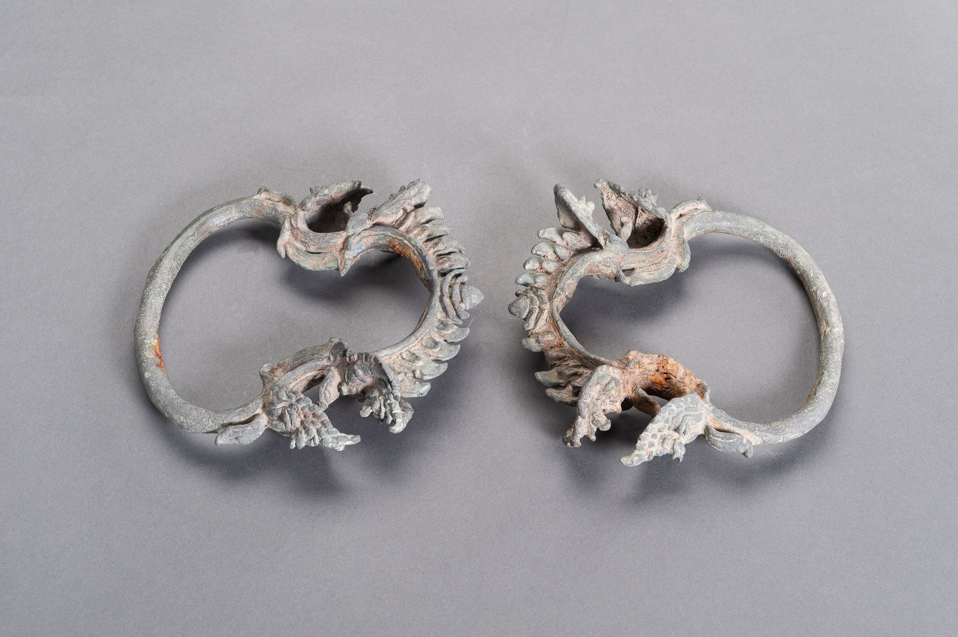 A PAIR OF KHMER BRONZE PALANQUIN RINGS - Image 6 of 8