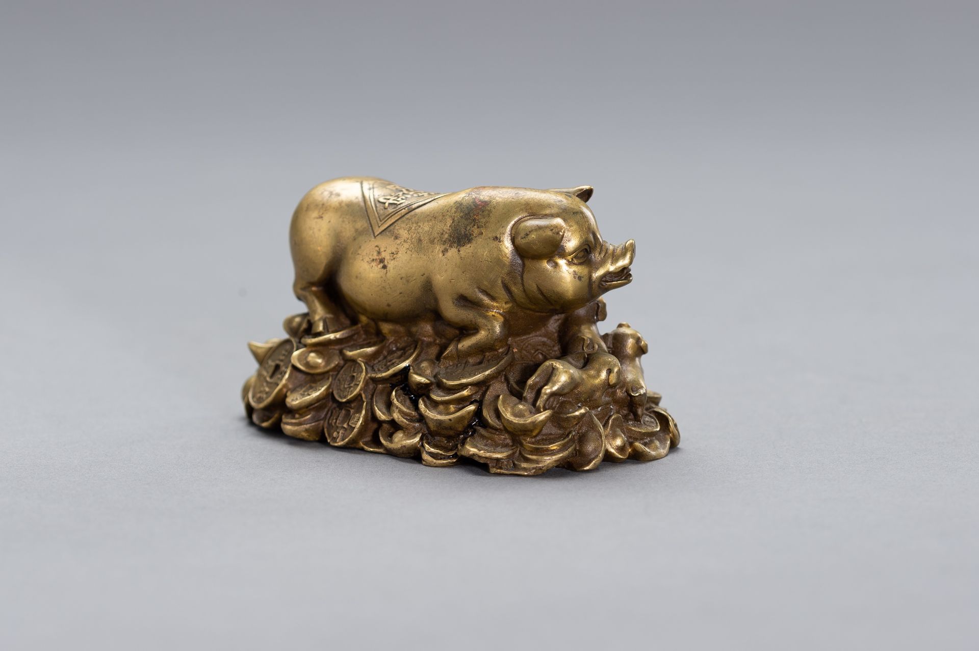 A BRONZE LUCKY CHARM OF A SOW WITH HER YOUNG - Image 3 of 10