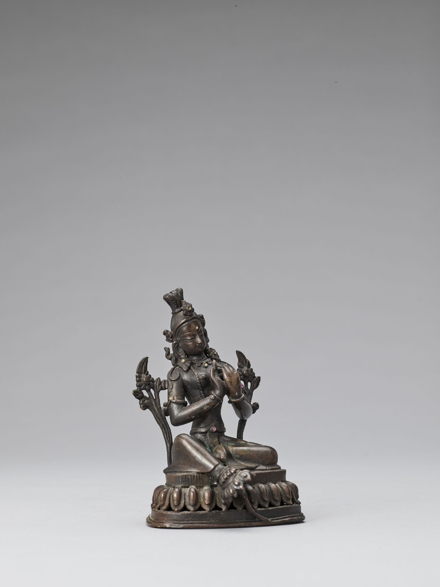 A NEPALESE BRONZE FIGURE OF GREEN TARA, 18TH-19TH CENTURY - Image 5 of 7