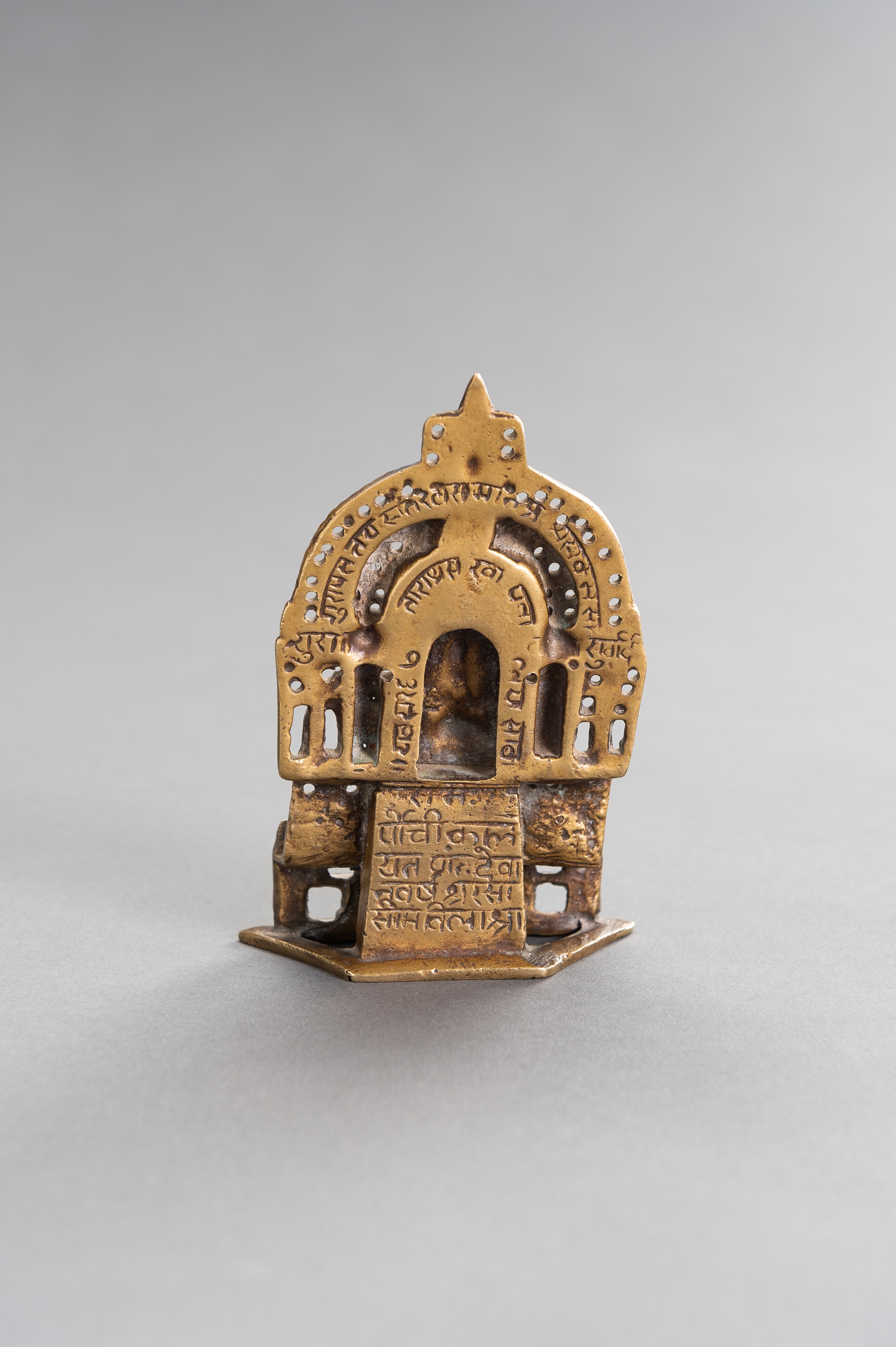 AN INDIAN SILVER INLAID JAIN BRONZE ALTAR - Image 8 of 10