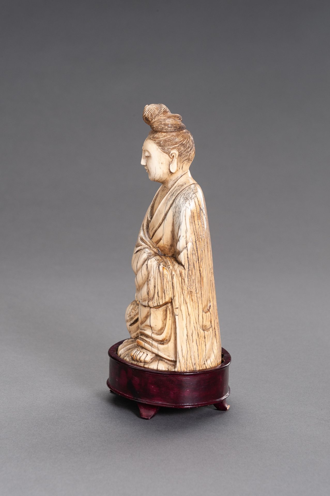 A MING-STYLE IVORY FIGURE OF GUANYIN, QING DYNASTY - Image 6 of 10