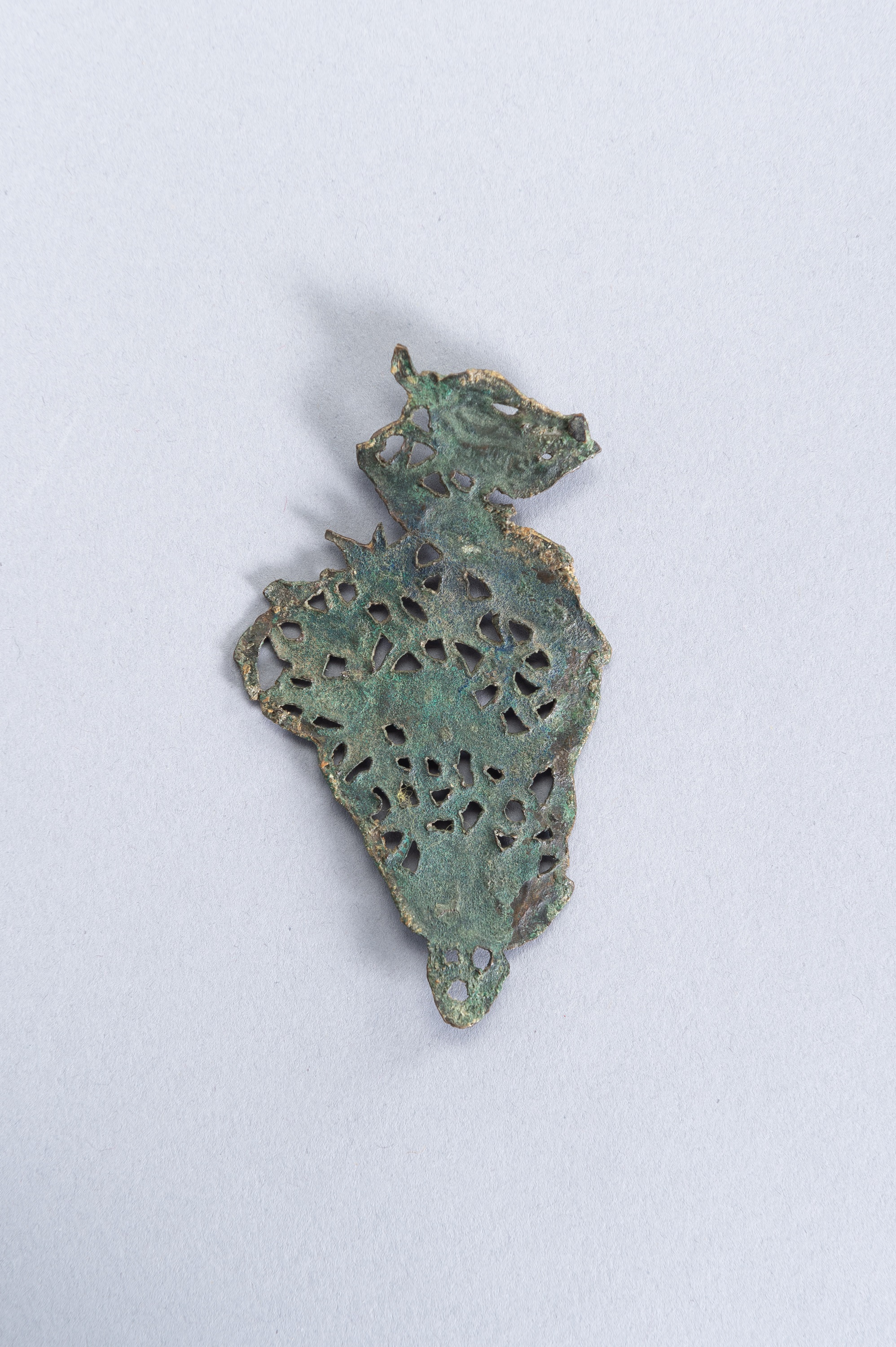A CHINESE BRONZE ORNAMENT, TANG TO LIAO - Image 2 of 3