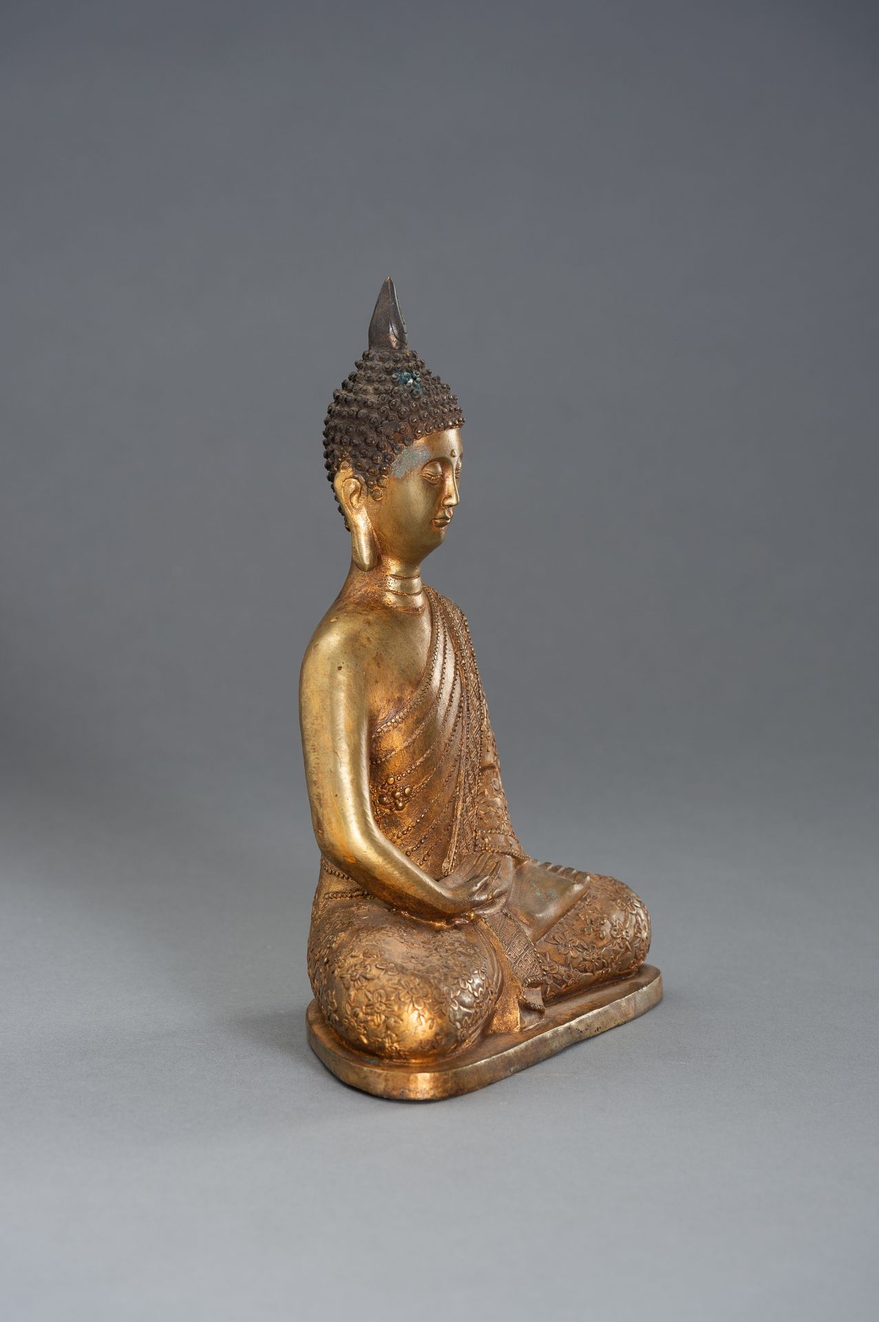 A GILT BRONZE BUDDHA - Image 7 of 8