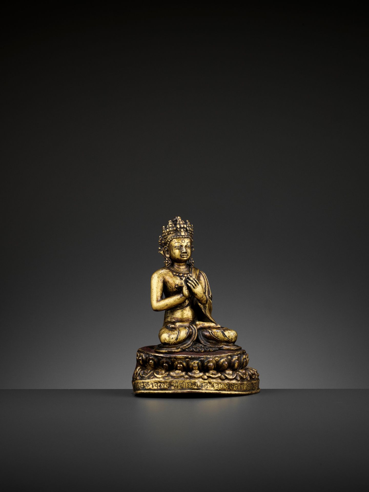 A GILT BRONZE FIGURE OF A CROWNED BUDDHA, DATED 1709 - Image 5 of 13