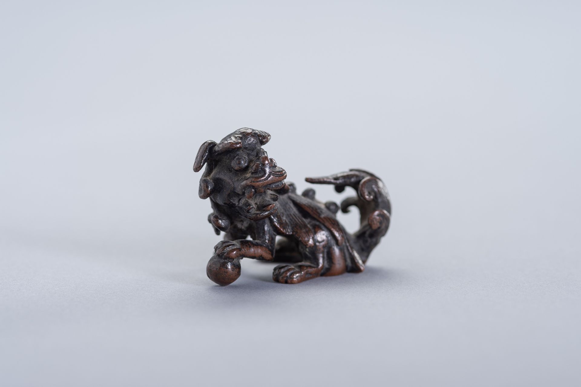 A MINIATURE BRONZE FIGURE OF A BUDDHIST LION - Image 2 of 10