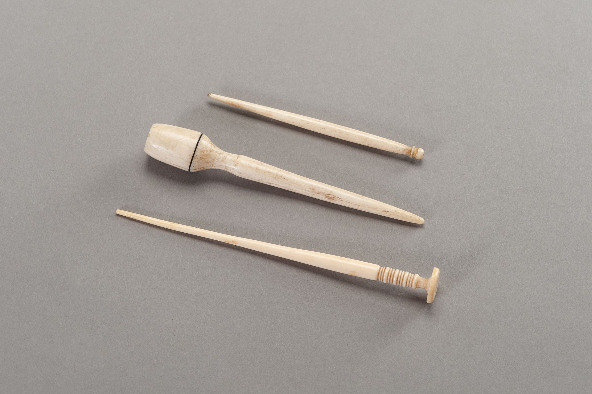 A GROUP OF THREE IVORY HAIRPINS - Image 6 of 7