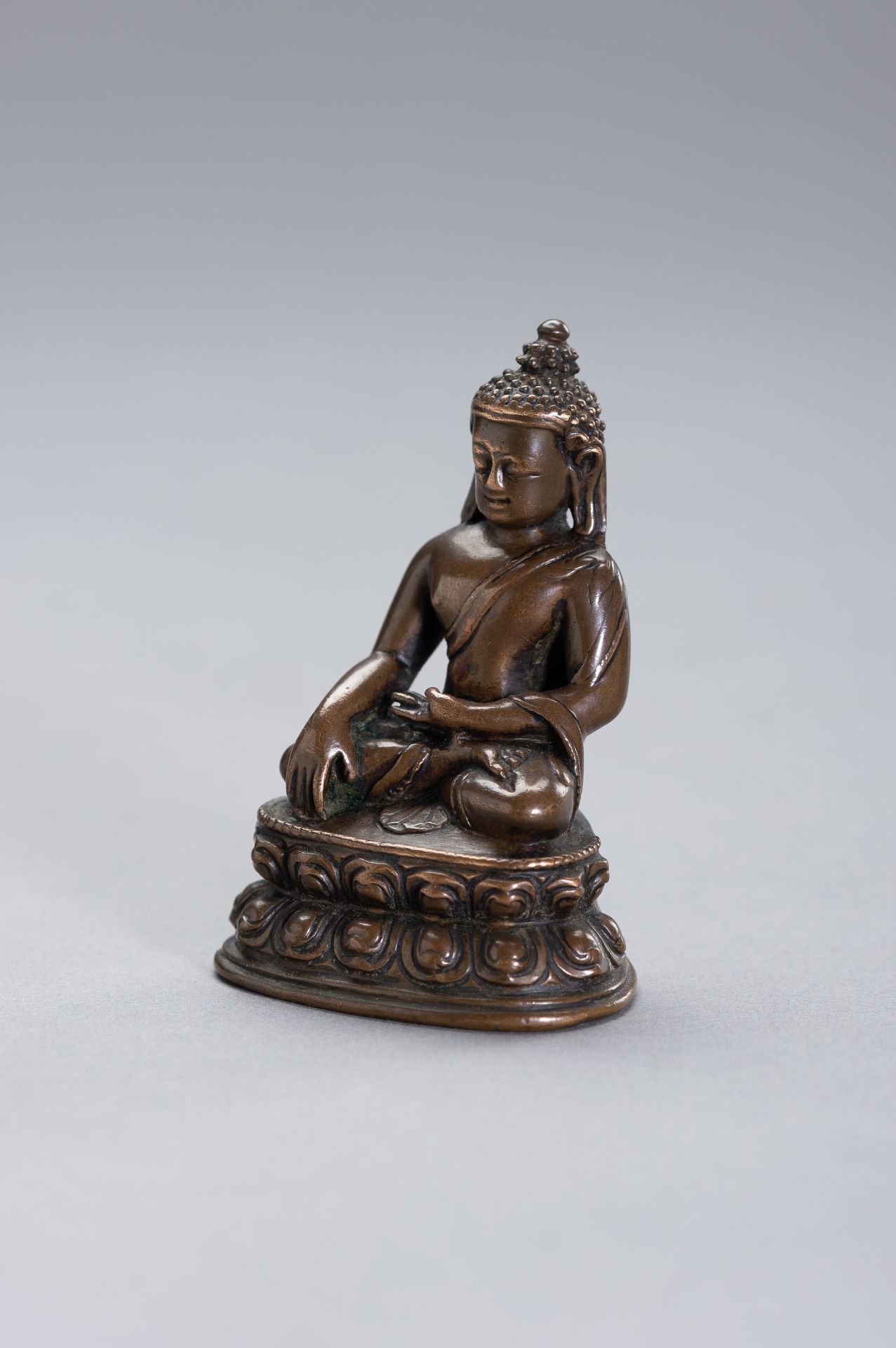 A COPPER BRONZE FIGURE OF BUDDHA SHAKYAMUNI - Image 2 of 9