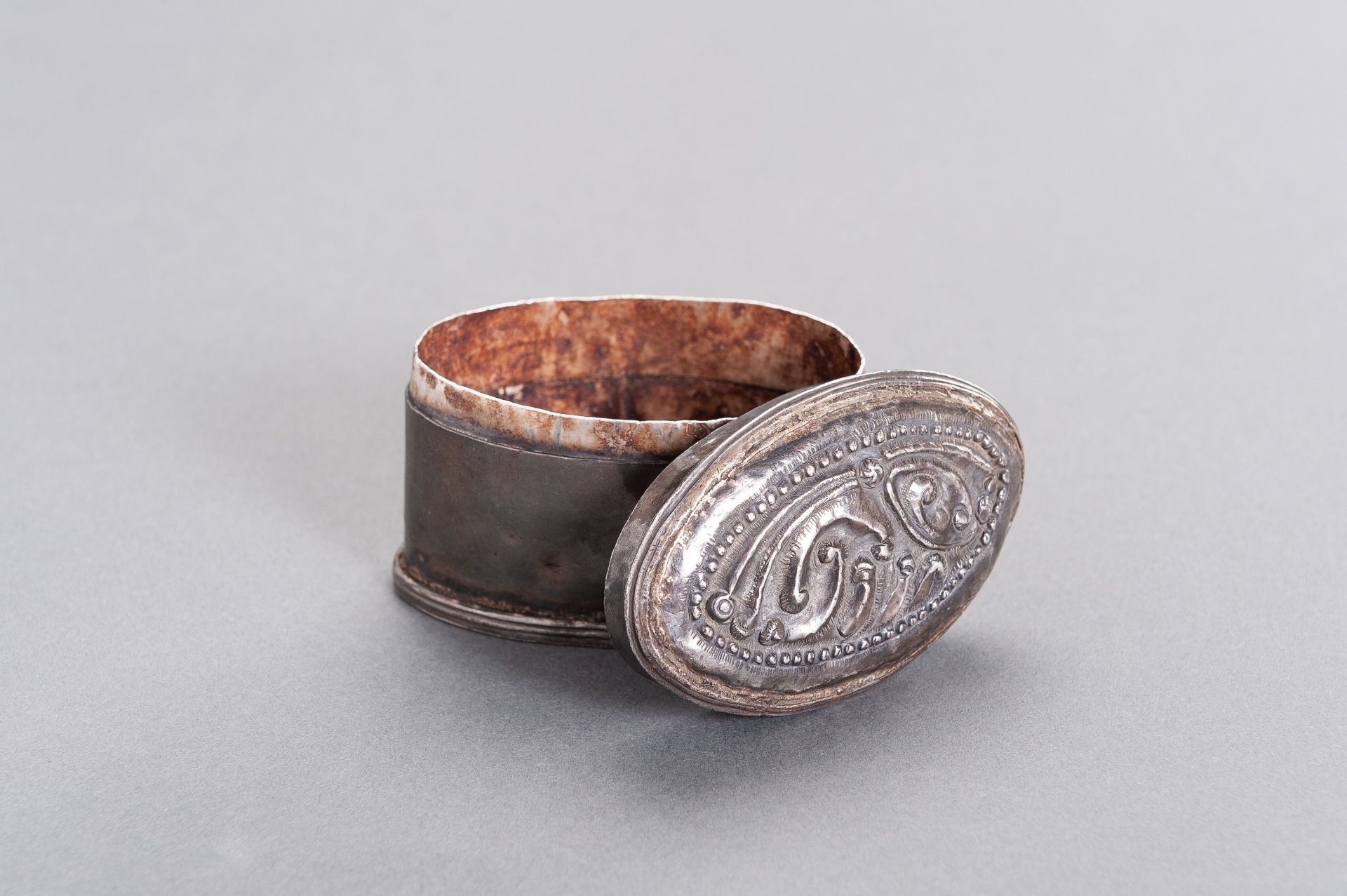 AN OVAL-SHAPED SILVER MEDICINE BOX - Image 5 of 7