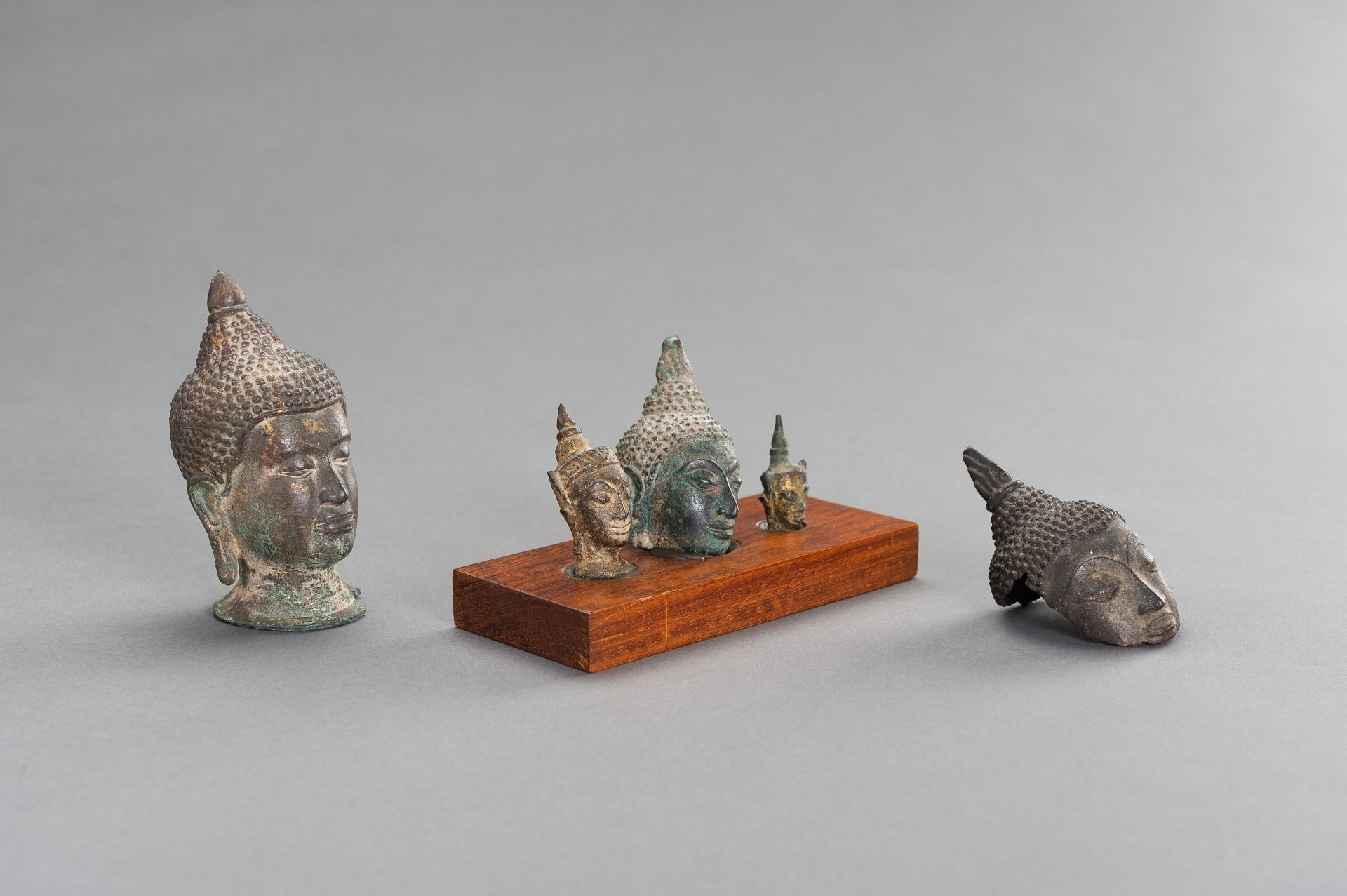 A LOT WITH FIVE SMALL BRONZE BUDDHA HEADS - Image 5 of 7