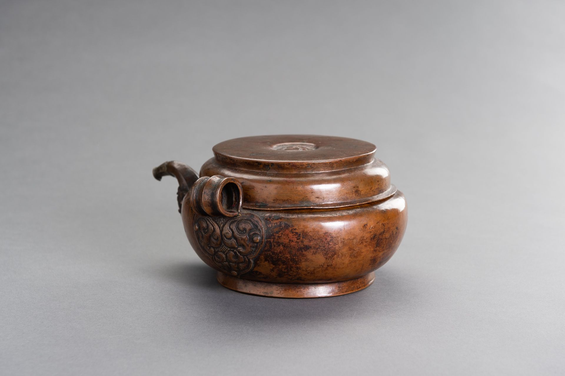 A RITUAL TIBETAN COPPER WATERPOT - Image 4 of 12