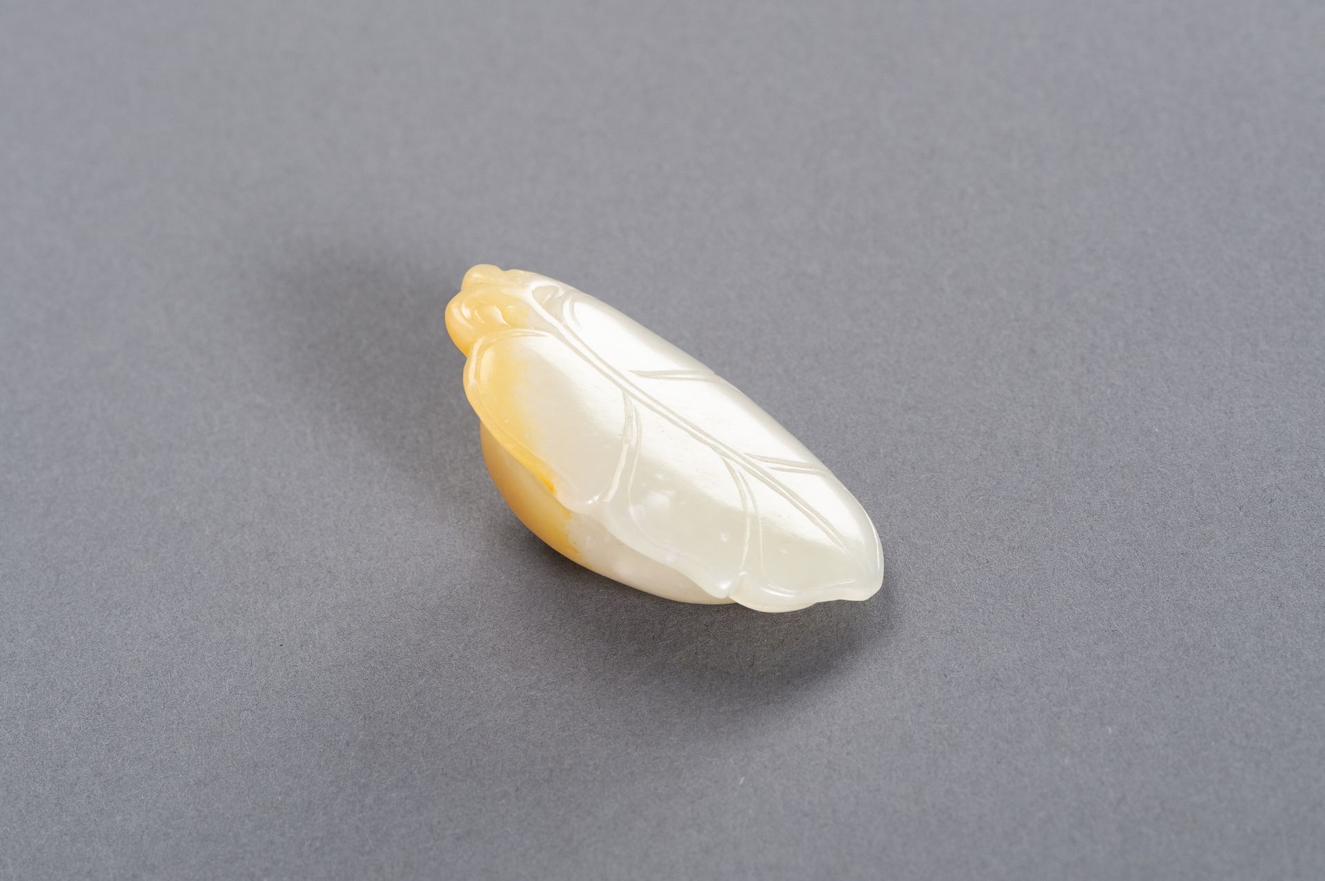 A CELADON AND YELLOW JADE 'CAT ON LEAF' PENDANT, LATE QING TO REPUBLIC - Image 7 of 7